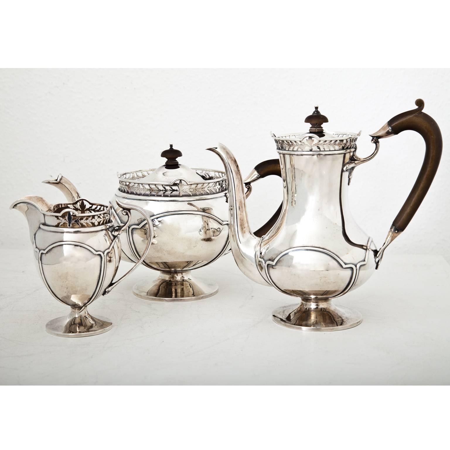 Three piece coffee and tea set by Fattorini Bradford out of silver (total weight: 1562 gr), consisting of one tea and one coffeepot and one milk jug. Embossed at the bottom.
Measures: Coffee pot: 21 x 23 x 12 cm
Tea pot: 17 x 27 x 16 cm
Milk jug: