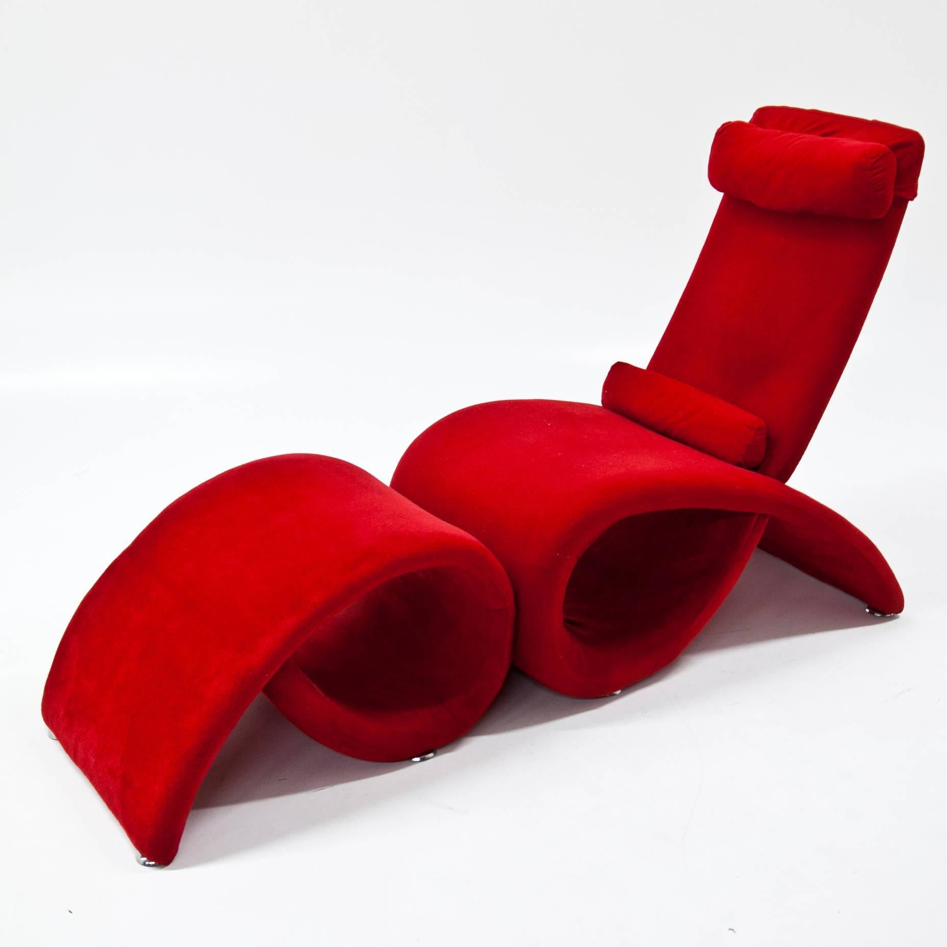 red lounge chairs