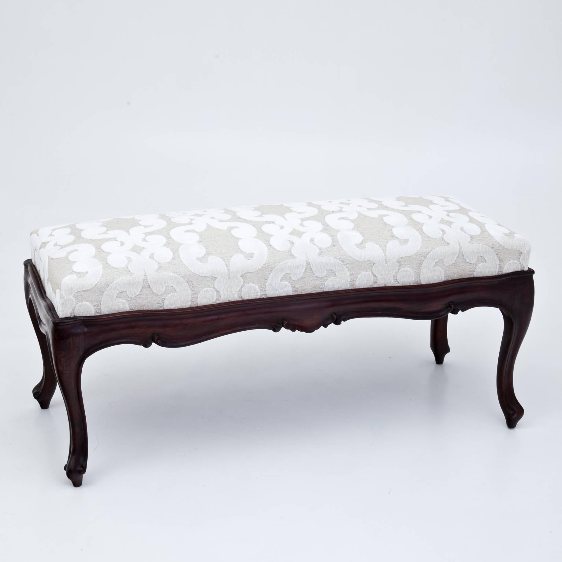 Small baroque style bench with a carved rail. The bench serves two people and was reupholstered with a high-quality crème-white fabric.
Measures: Frame height 39 cm.