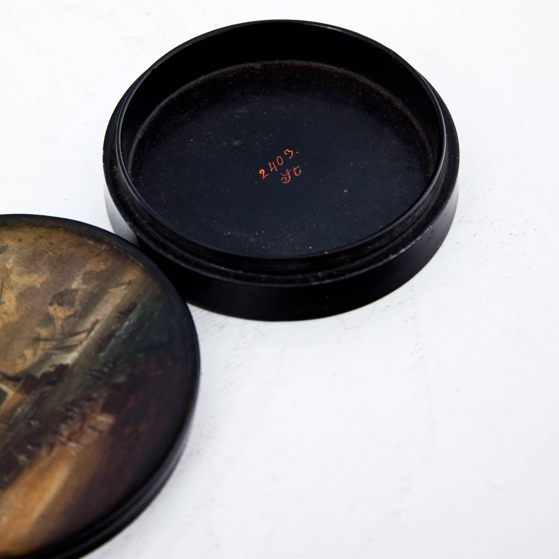 Round Lacquer Box, Berlin, circa 1820 In Excellent Condition In Greding, DE