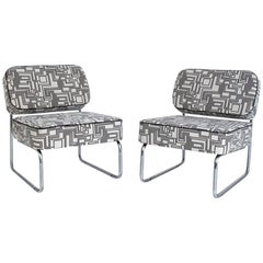 Paire de chaises longues modernistes, motif noir et blanc, retapissé, années 1960