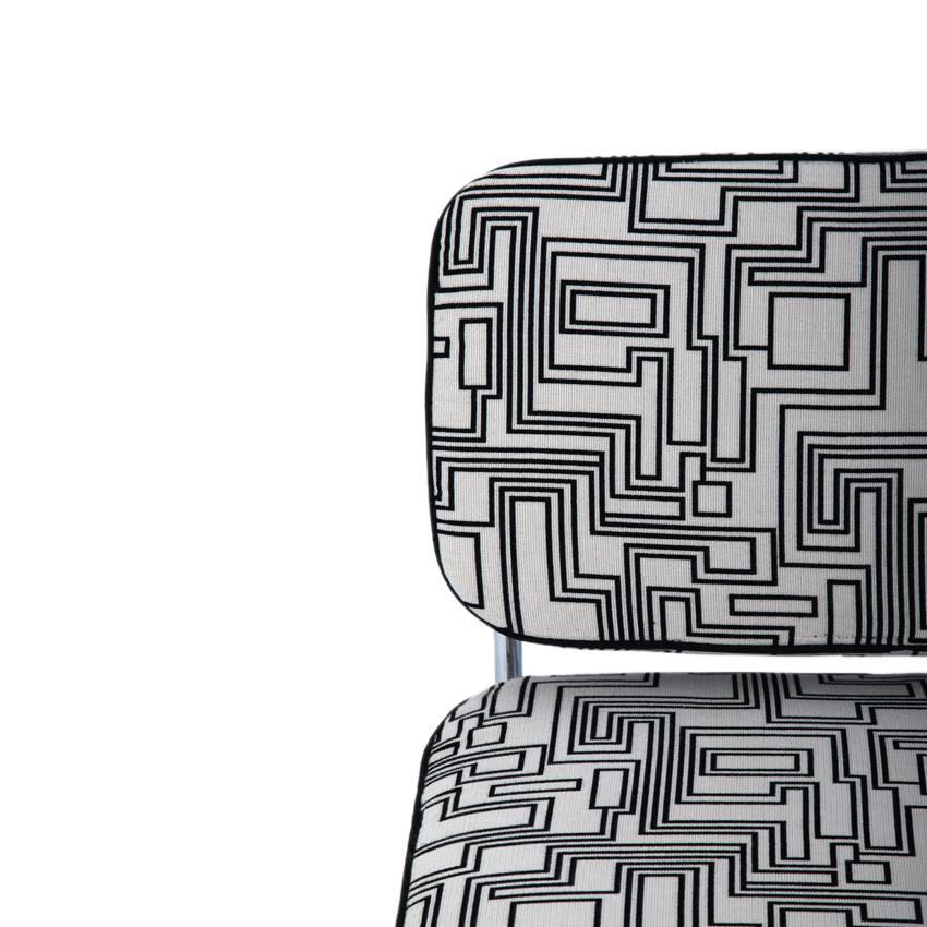 Ein Paar schwarz-weiße Loungesessel im Bauhaus-Stil auf einem Stahlrohrgestell. Die Sitze und Rückenlehnen wurden mit einem hochwertigen Designerstoff von Eley Kishimoto neu gepolstert.