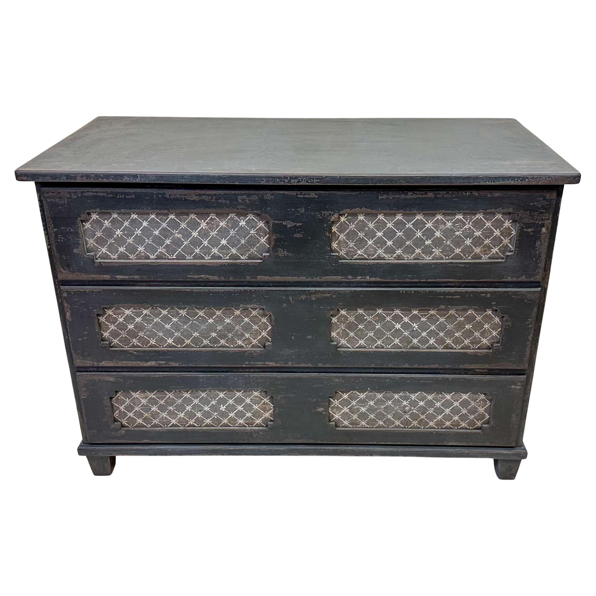 Baroque chest of drawers with three drawers and a straight body as well as octagonal panels. The dark grey setting with diamond-shaped decoration in the panels is new and has been decoratively patinated.