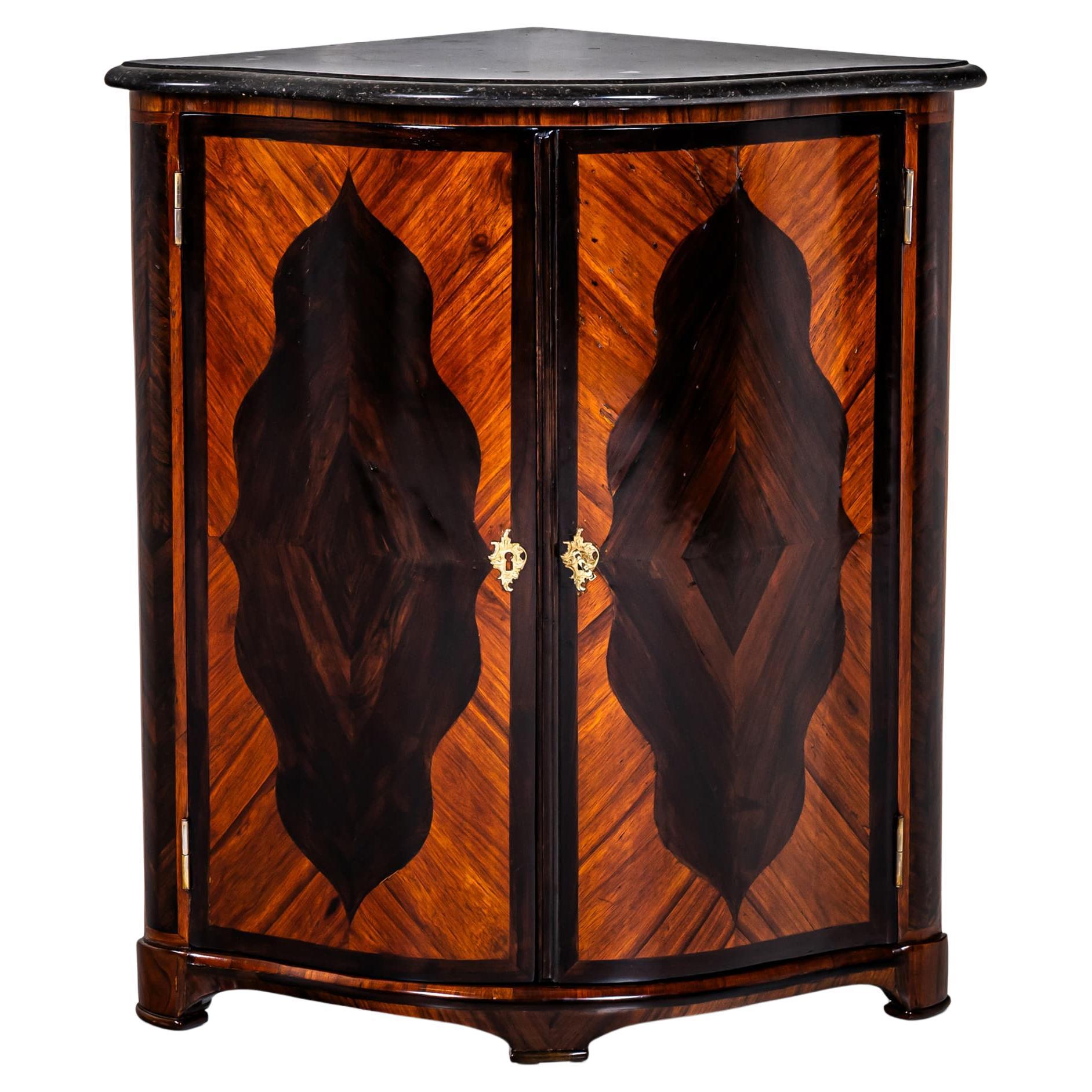 Eckschrank mit Steinplatte, Frankreich, 18. Jahrhundert im Angebot