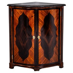 Eckschrank mit Steinplatte, Frankreich, 18. Jahrhundert