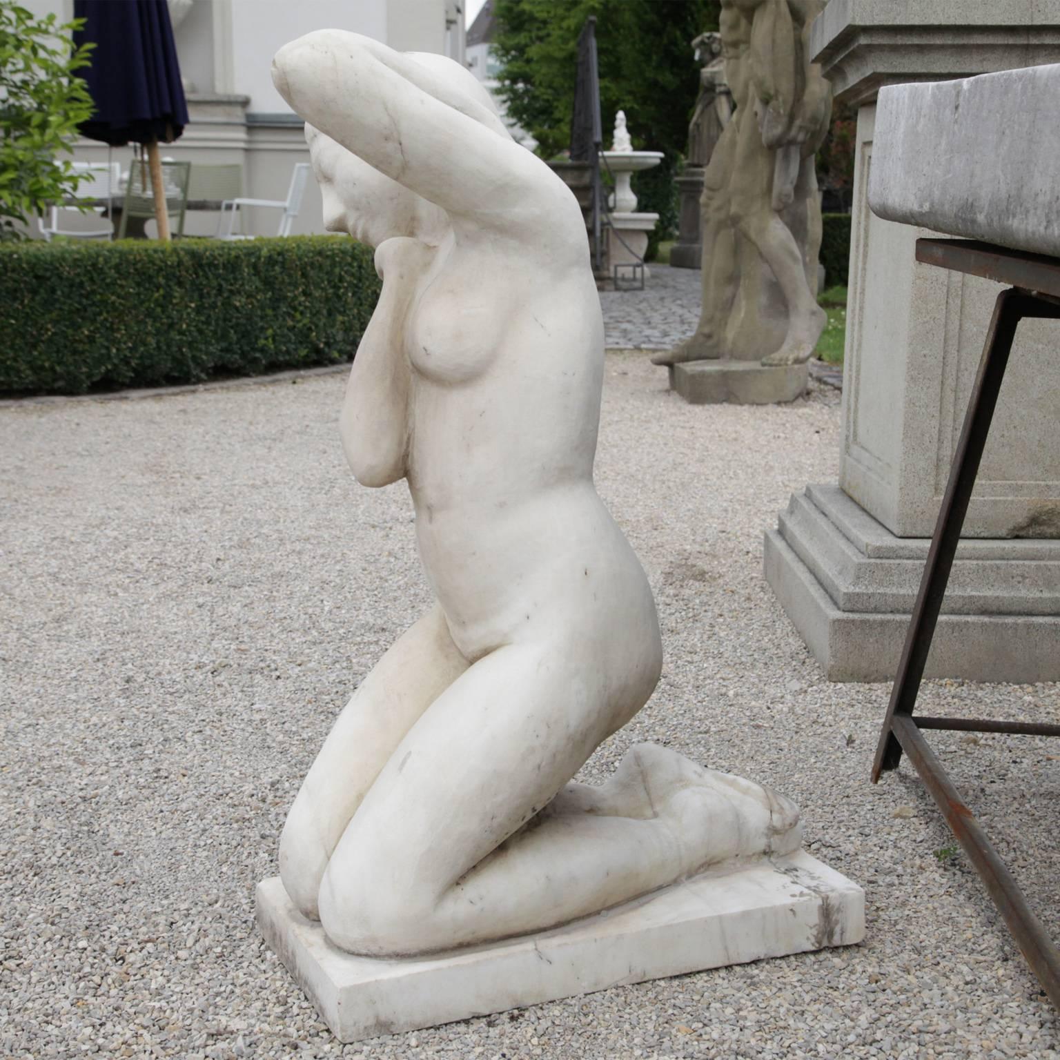 Skulptur einer Frau, 20. Jahrhundert (Handgeschnitzt)