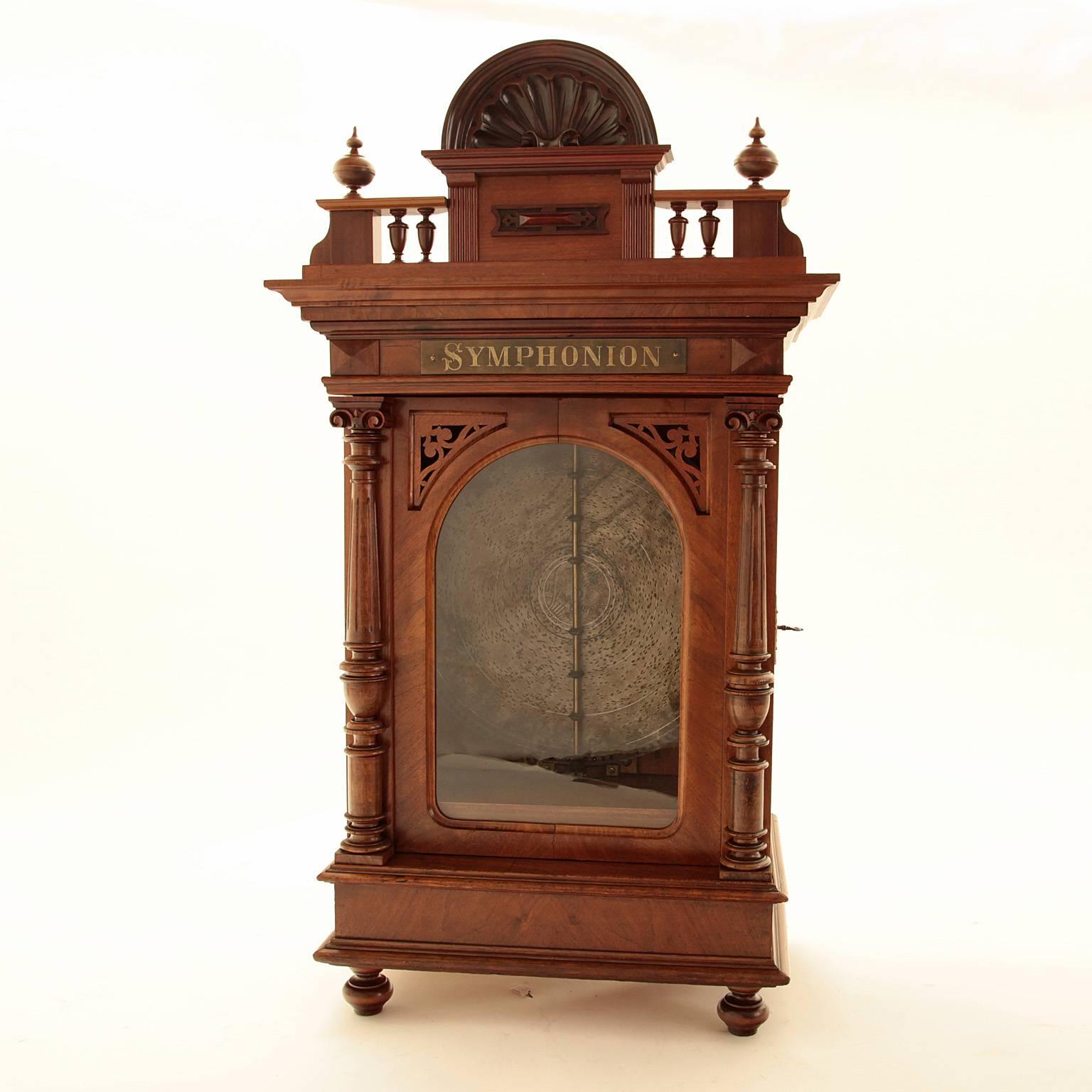 A lovely symphonion in a walnut case with a Gründerzeit pediment, which can be used free standing or hung on a wall. The symphonion has a double comb and a slot on the side to insert a five pfennig coin. No teeth are missing and none have been