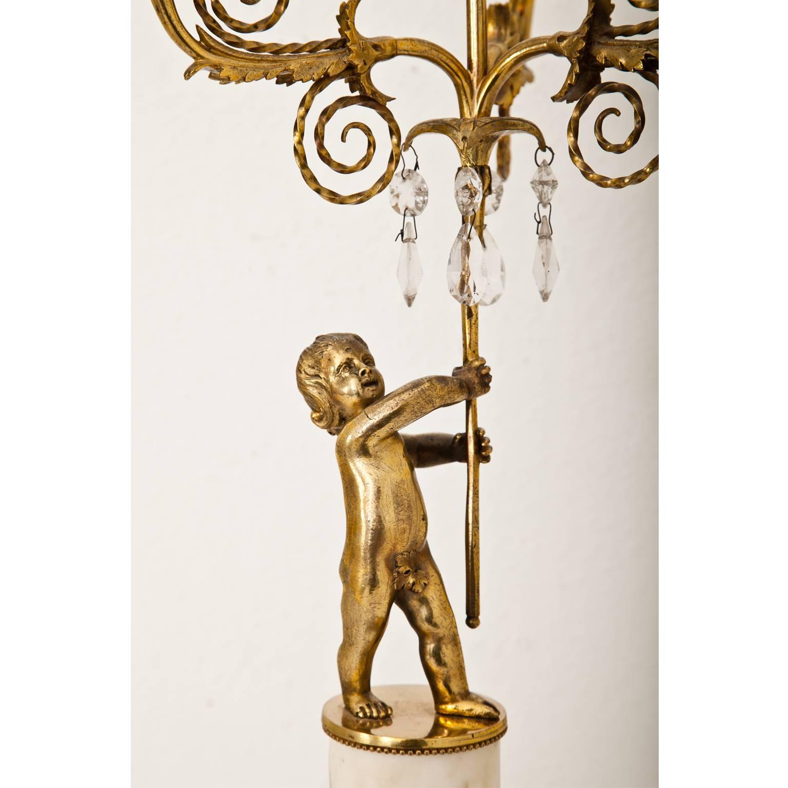 Kandelaber mit Putto-Dekor, Marmor und vergoldete Bronze, evtl. deutsch, 19. Jahrhundert (Deutsch) im Angebot