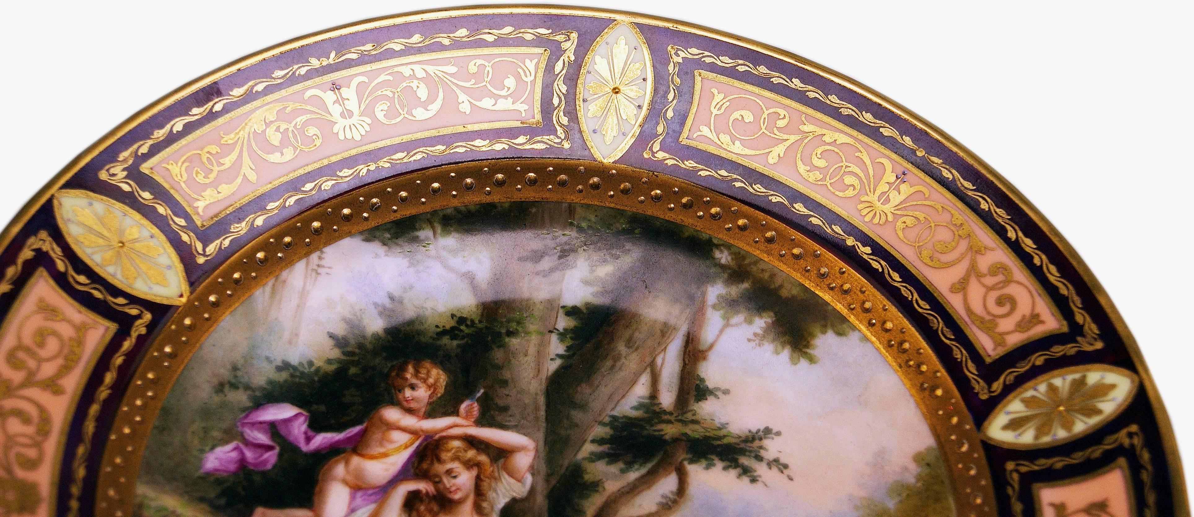 Autrichien Superbe assiette en porcelaine royale de Vienne représentant un chérubin et un chérubin, fabriquée vers 1890 en vente