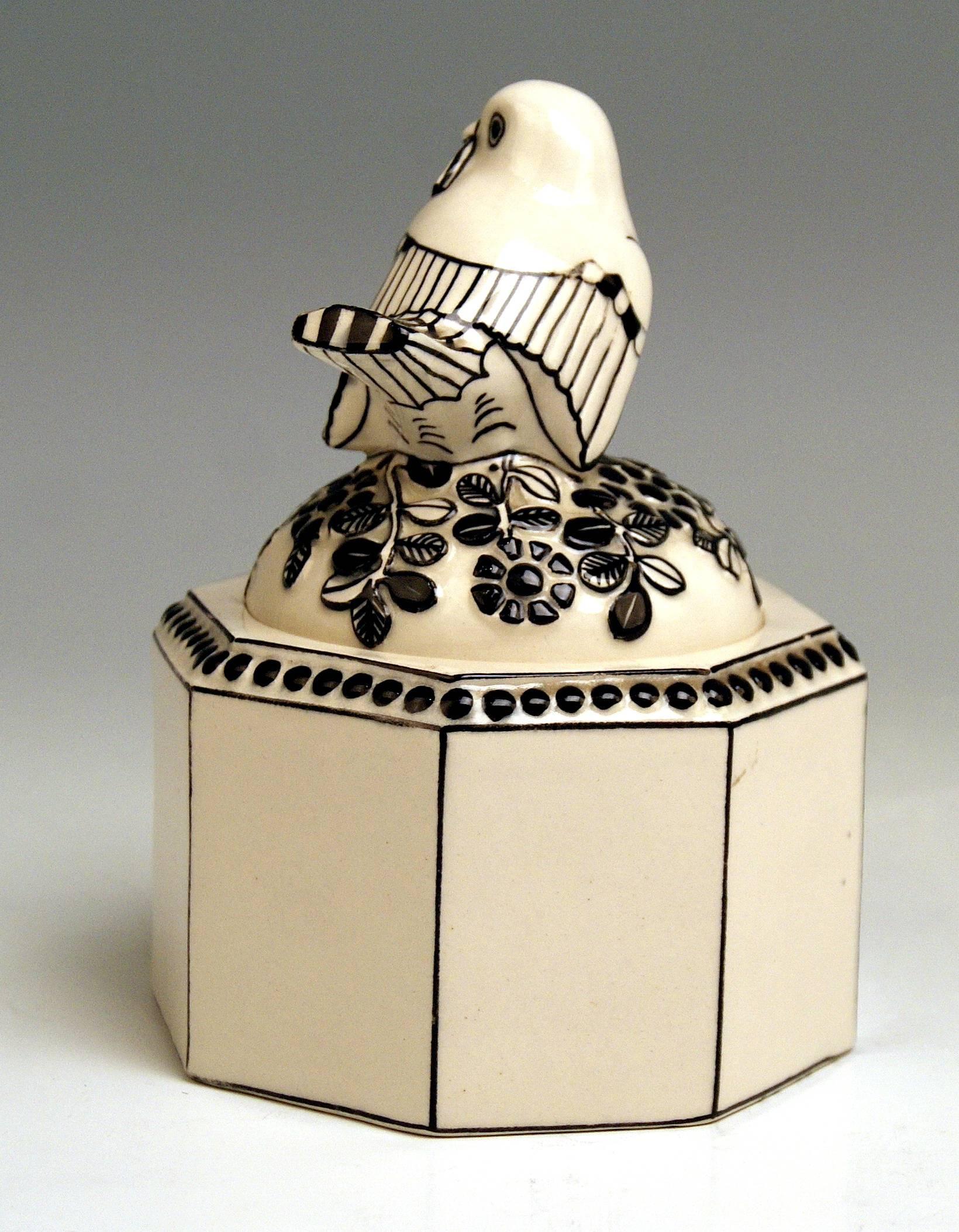 Art Nouveau Box Sparrow on Lid Michael Powolny Gmunden Ceramics Model 64, 1913-1919