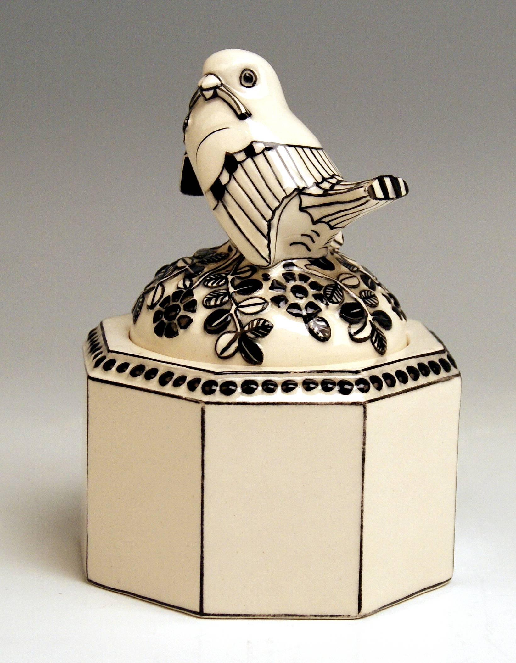 Austrian Box Sparrow on Lid Michael Powolny Gmunden Ceramics Model 64, 1913-1919