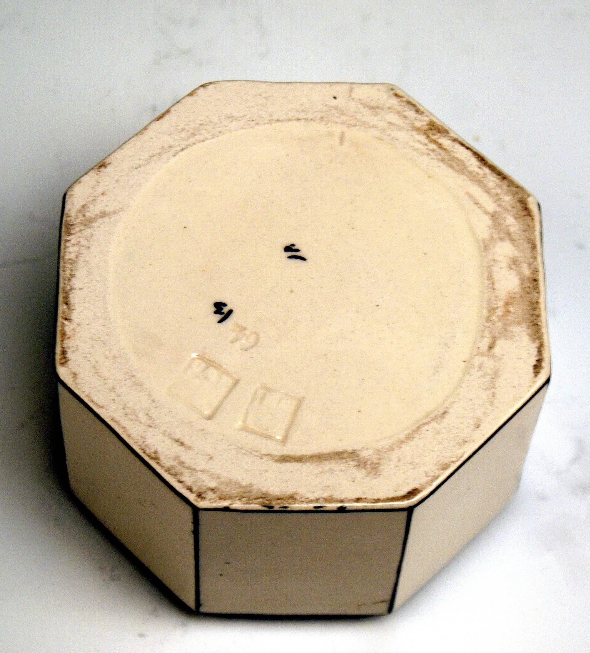 Early 20th Century Box Sparrow on Lid Michael Powolny Gmunden Ceramics Model 64, 1913-1919