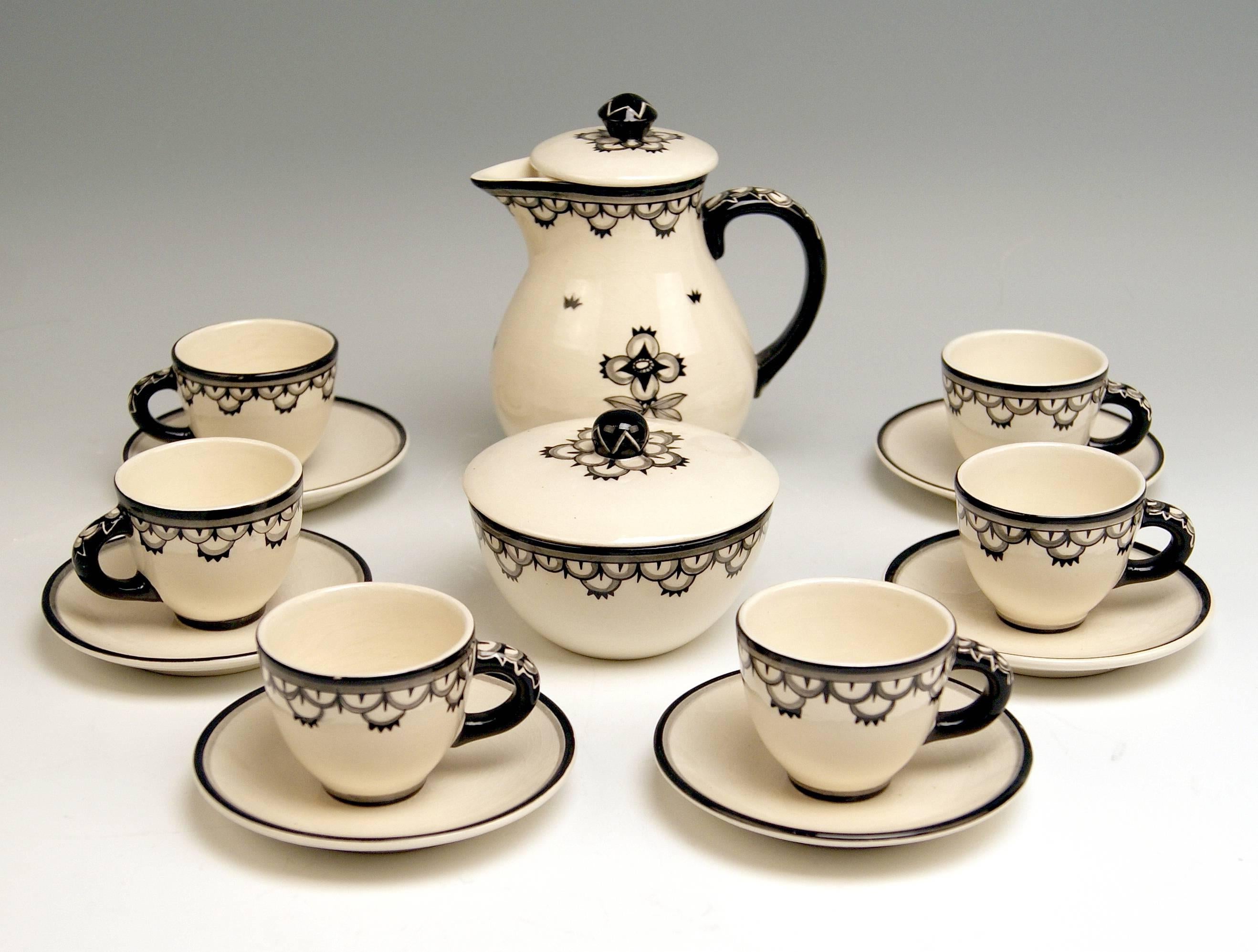 Elegantestes Mokka-Set für sechs Personen
aus cremeweißer Keramik / glasiert und teilweise schwarz bemalt / sehr interessantes stilisiertes monochromes Muster:
Es ist stark von den Entwürfen von Dagobert Peche beeinflusst! 

Wir präsentieren