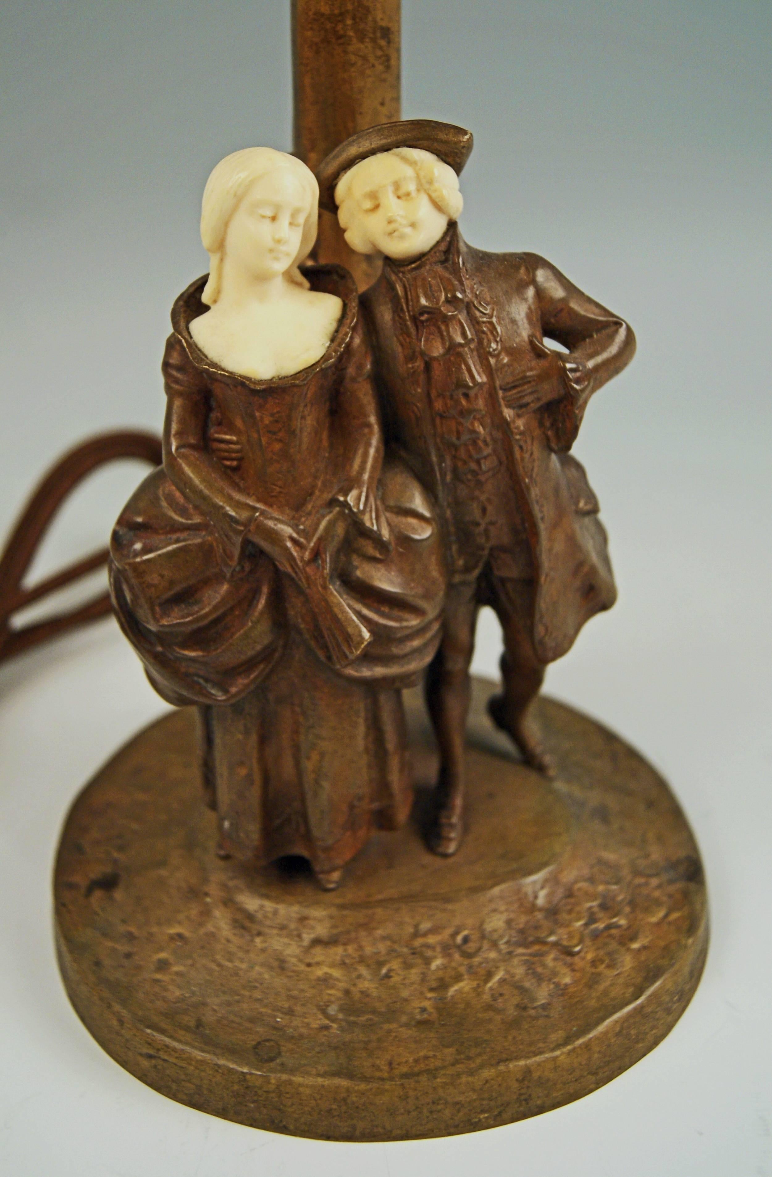 Wunderschöne Wiener Bronze-Tischlampe des berühmten Bronze-Bildhauers Peter Tereszczuk (1875 - 1963)
aus der Zeit um 1910-1915. 

Es sind zwei Skulpturen zu sehen: beide gehen:: wobei der Mann die Hüfte der Frau umarmt. 
Das Paar ist im eleganten