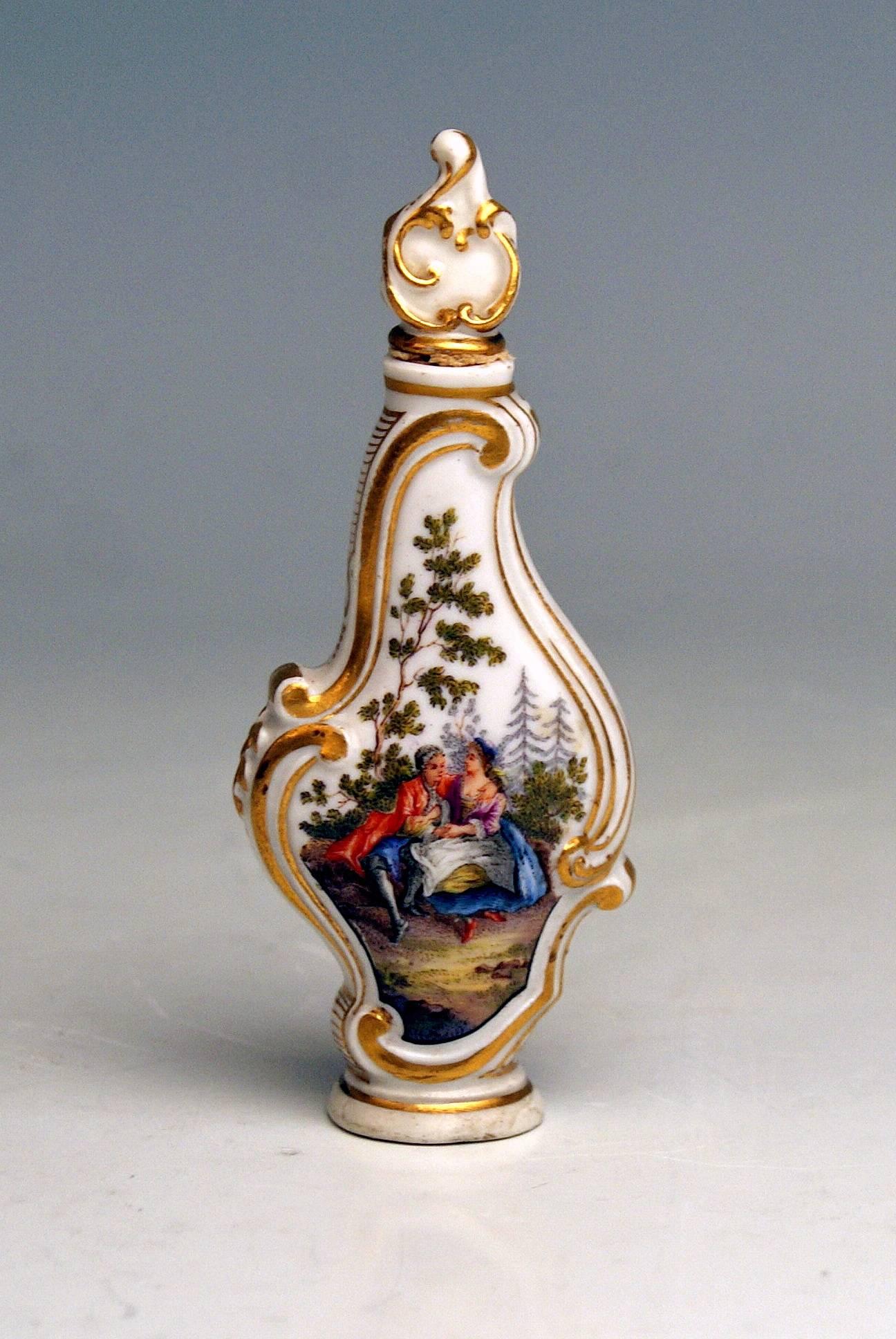 Flacon de parfum rare de Meissen en miniature
Remarque : Abondamment peint avec des scènes de Watteau !

Fabrication : Meissen 
Datation : fabriqué pendant la première moitié du 19e siècle (vers 1850)
Poinçonné : Marque de Meissen avec pommeaux
