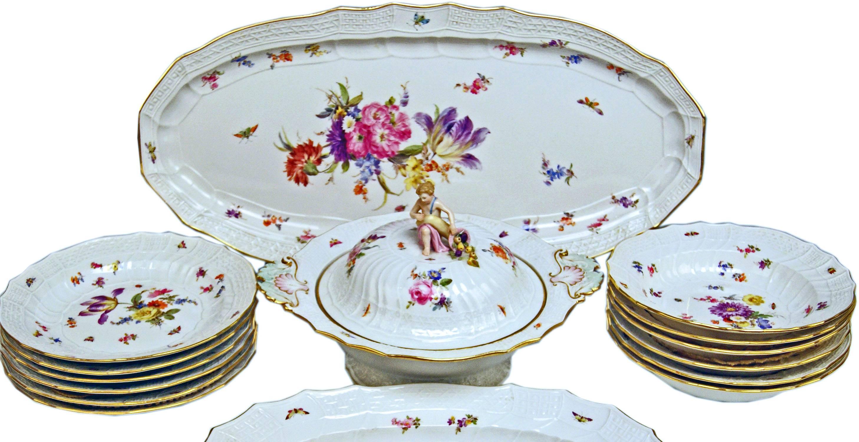 We invite you here to look at a SPLENDID Meissen Dinner Set for six persons consisting of 15 pieces:
White porcelain, multicolored painted with nicest flower pattern, golden painted edges existing.
Decoration type and form:   