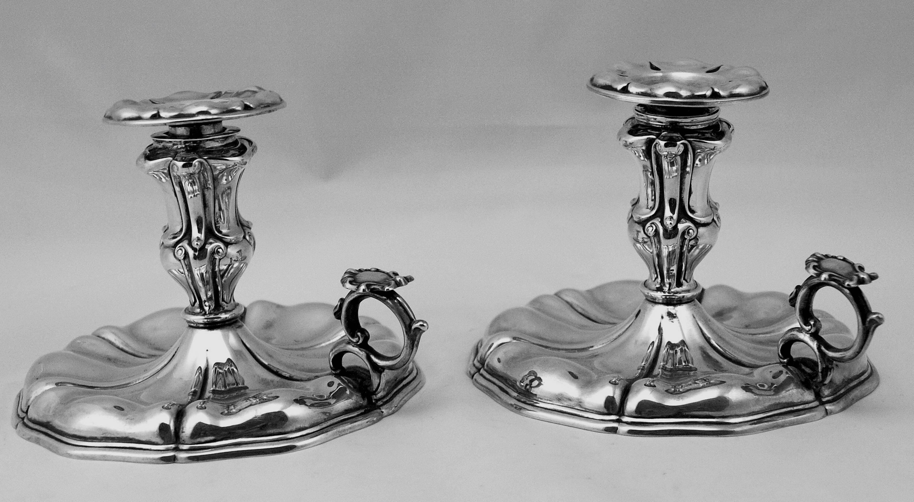 Preciosa Pareja de Candelabros de Plata Italiana de la mejor calidad de fabricación y de la apariencia más elegante.
Estos candelabros se fabricaron durante la ALTA VICTORIA  PERÍODO  (c.1875-80): Están asombrosamente fabricadas de la siguiente