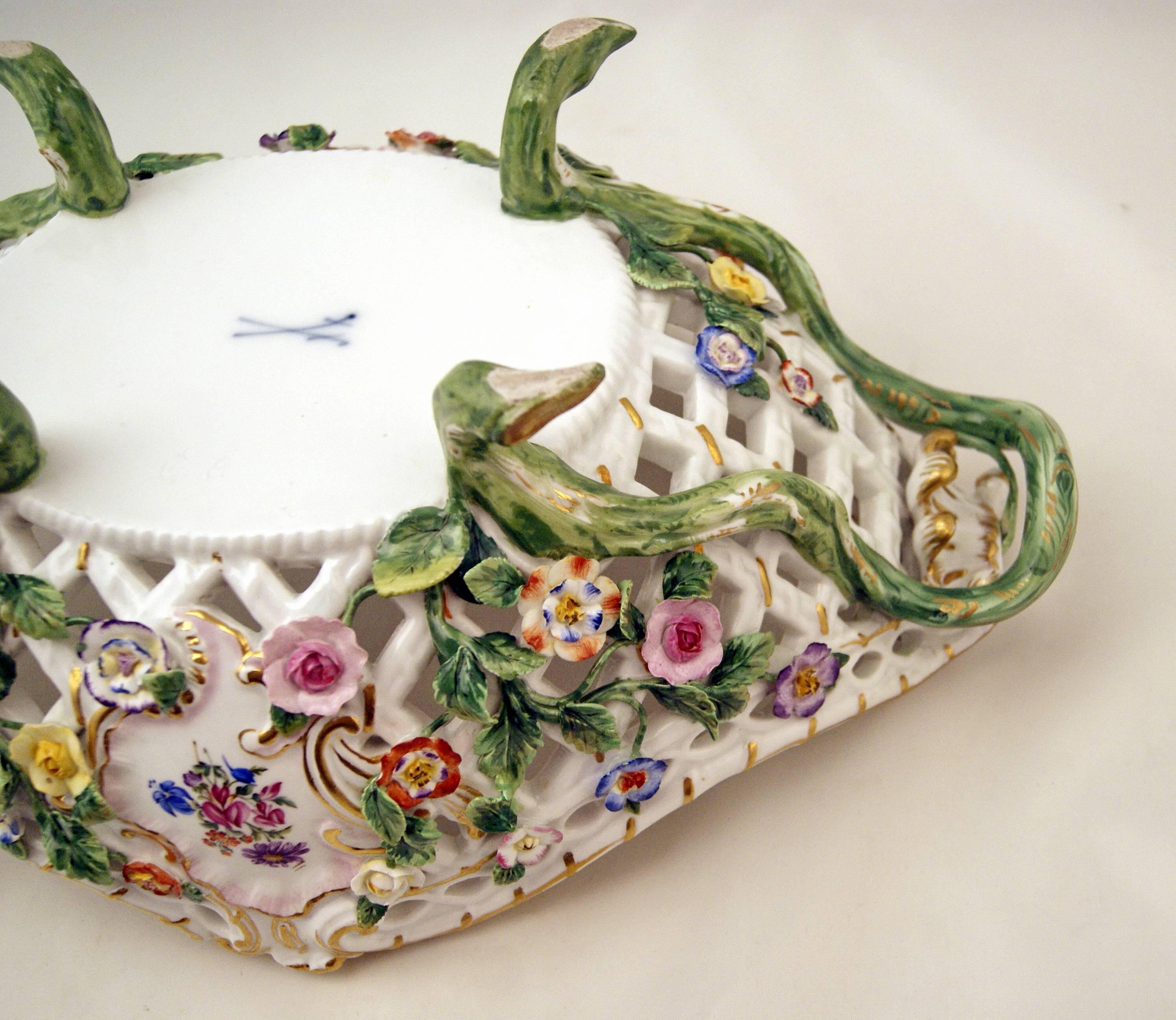 19th Century Meissen Large Oval Reticulated Basket Bowl with Flowers, circa 1850-1860