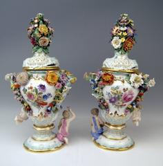 Meissen Zwei hohe Potpourri Vasen Vintage reichlich skulpturale Dekorationen c.1850