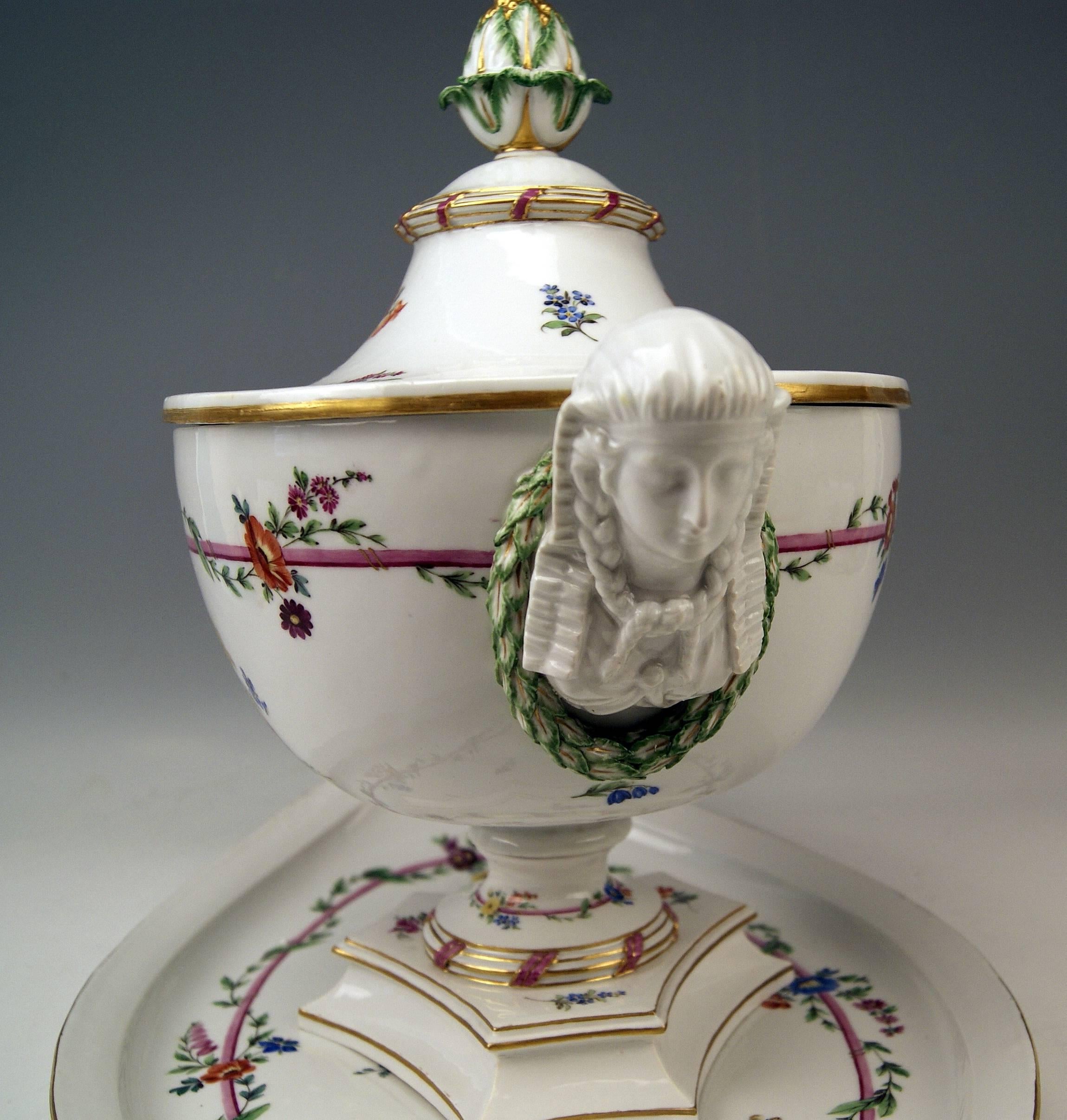 Meissen Large Lidded Tureen with Huge Platter Presentoir, Marcolini Period In Excellent Condition In Vienna, AT