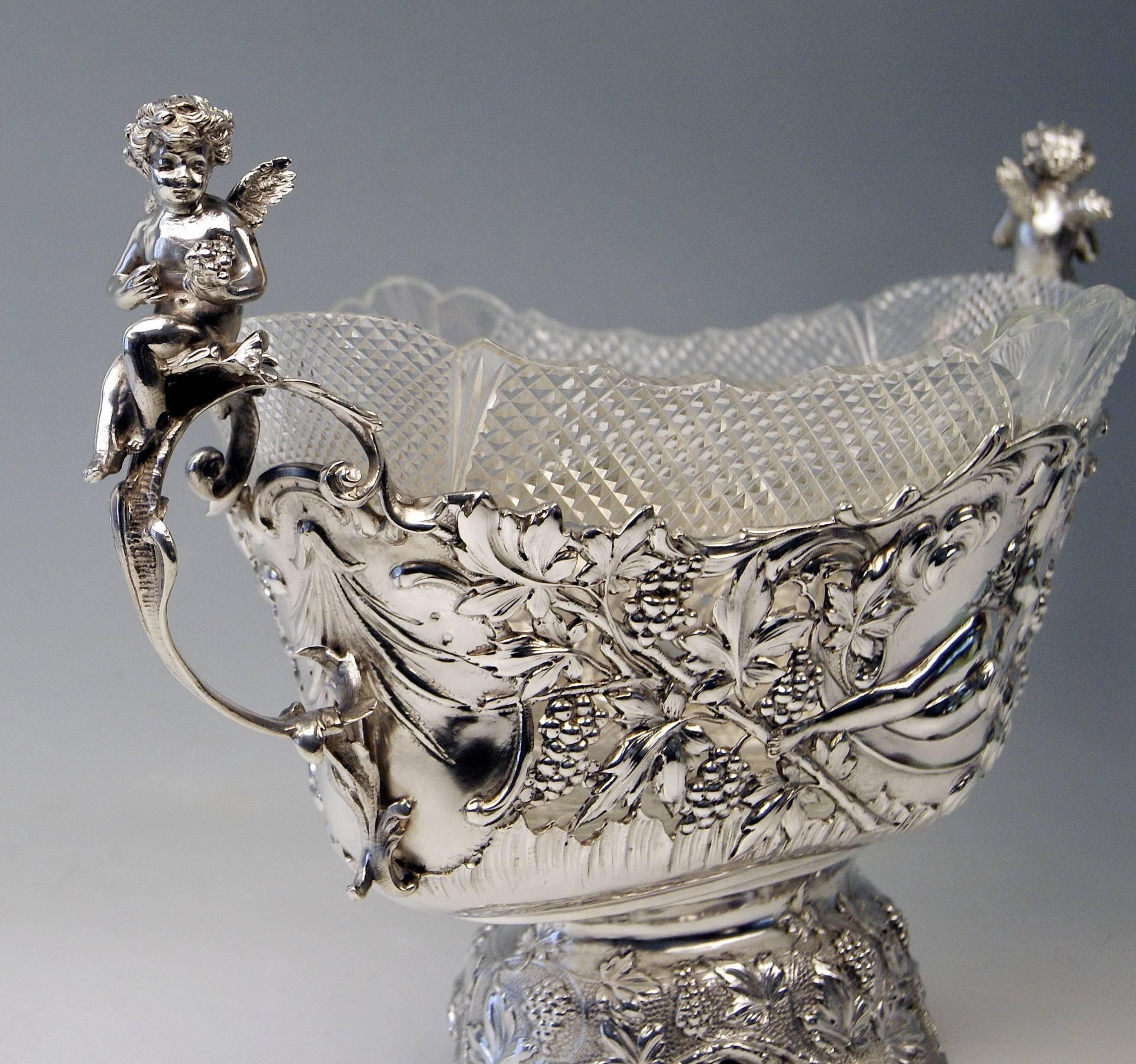 Silver Austrian huge flower bowl/centrepiece.
With original gorgeous glass liner.
Length: 49.0 cm (=19.29 inches)!

Made during turn of century, (circa 1900.)
Silver 800.
branded by Austrian Official Punch (so-said Diana's Head Mark /