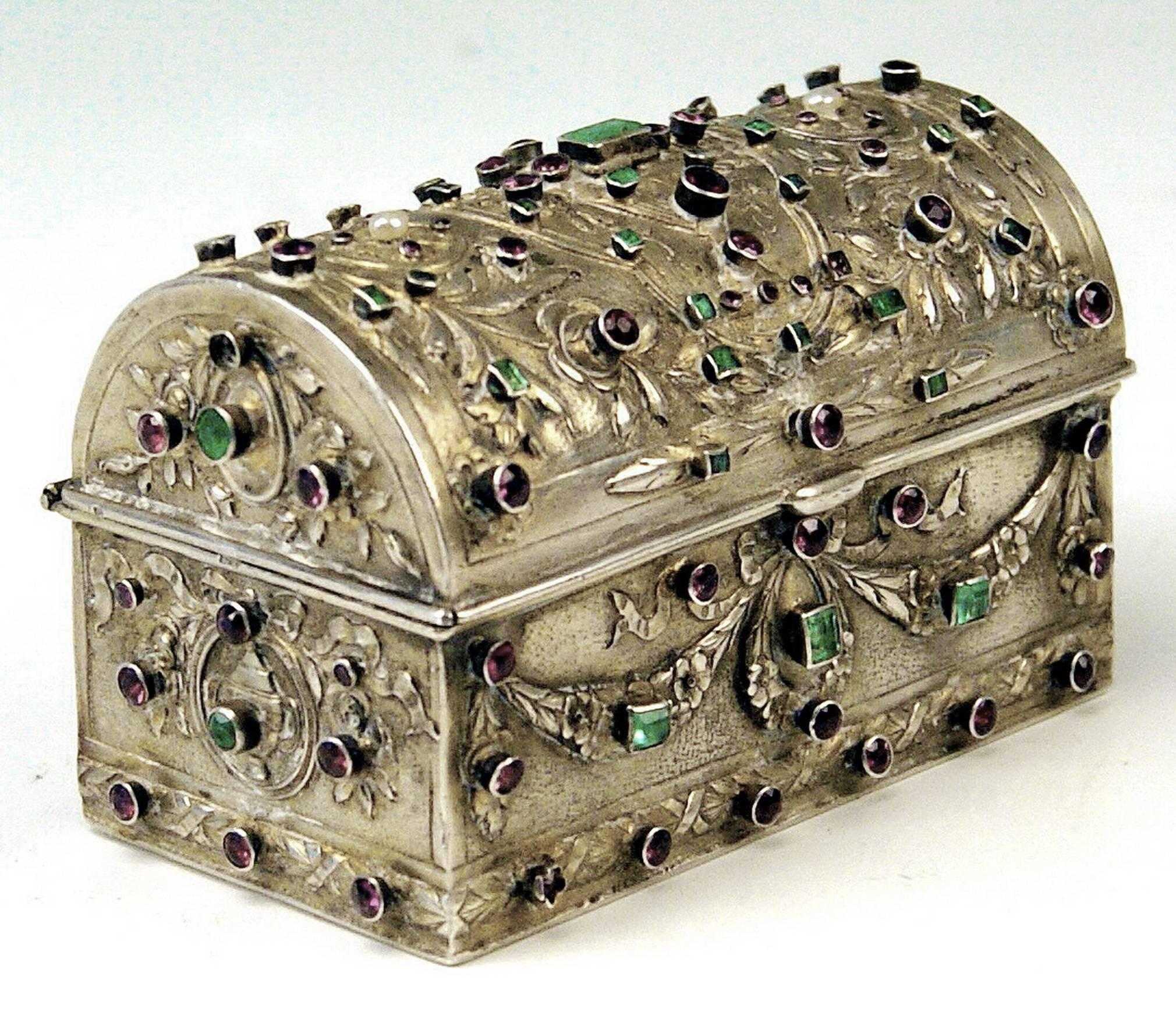 Austrian excellent silver casket shaped as treasure chest,
made 1806.

Very interesting Viennese silver casket of excellent manufacturing quality as well as of elegant appearance: It is an 'eyecatcher', indeed, due to its shape (small treasure