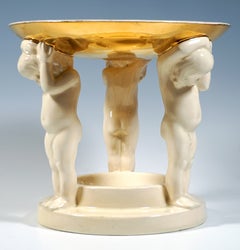 Centro de mesa de cerámica de estilo Art Nouveau con tres putti, de Michael Powolny, Viena, 1910