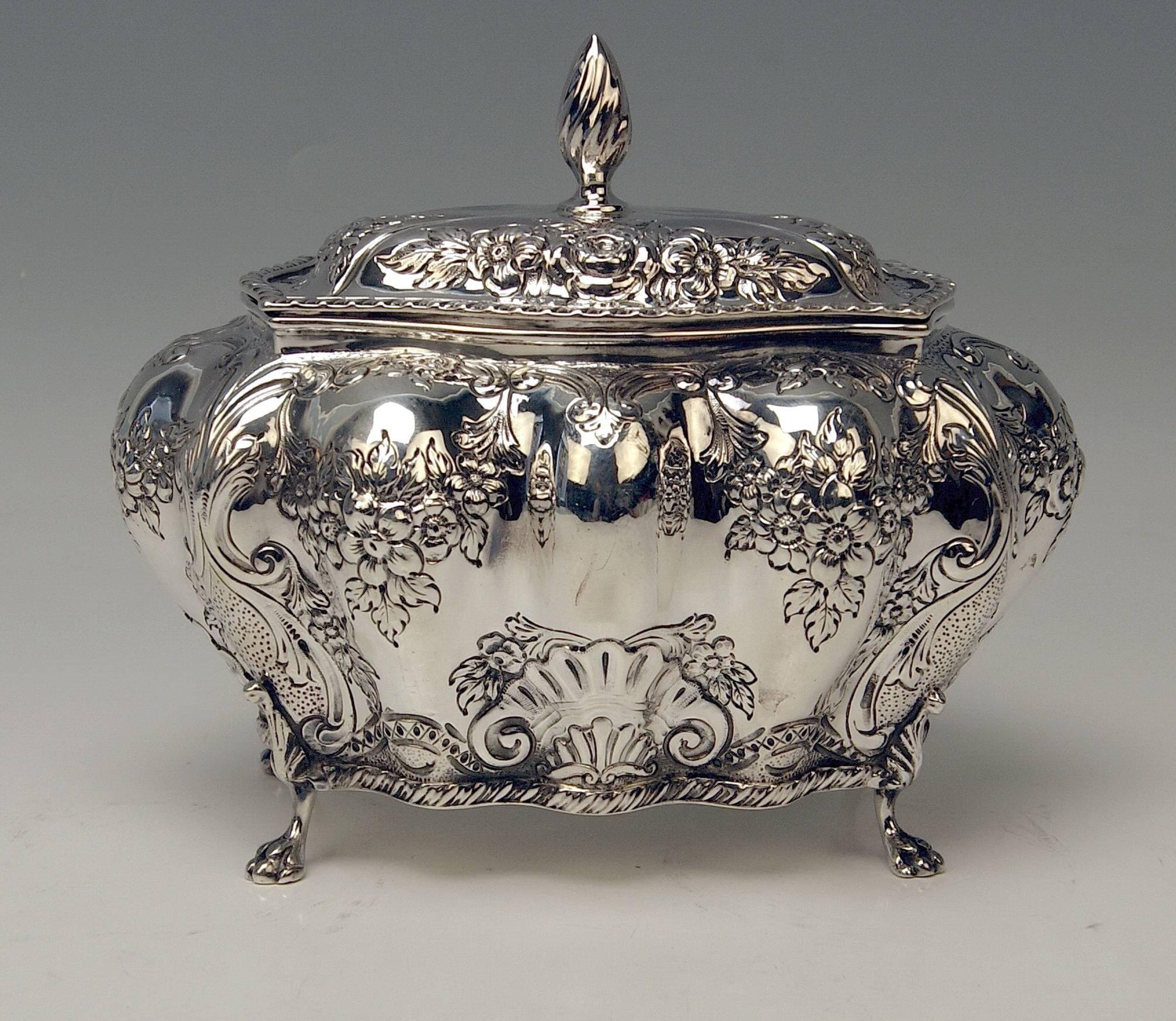 Sterling silver gorgeous lidded box vintage of finest appearance.
____________________________________________________________

 Silver weight: 20.42 OZ / 580 grams. 
____________________________________________________________
 
Excellently