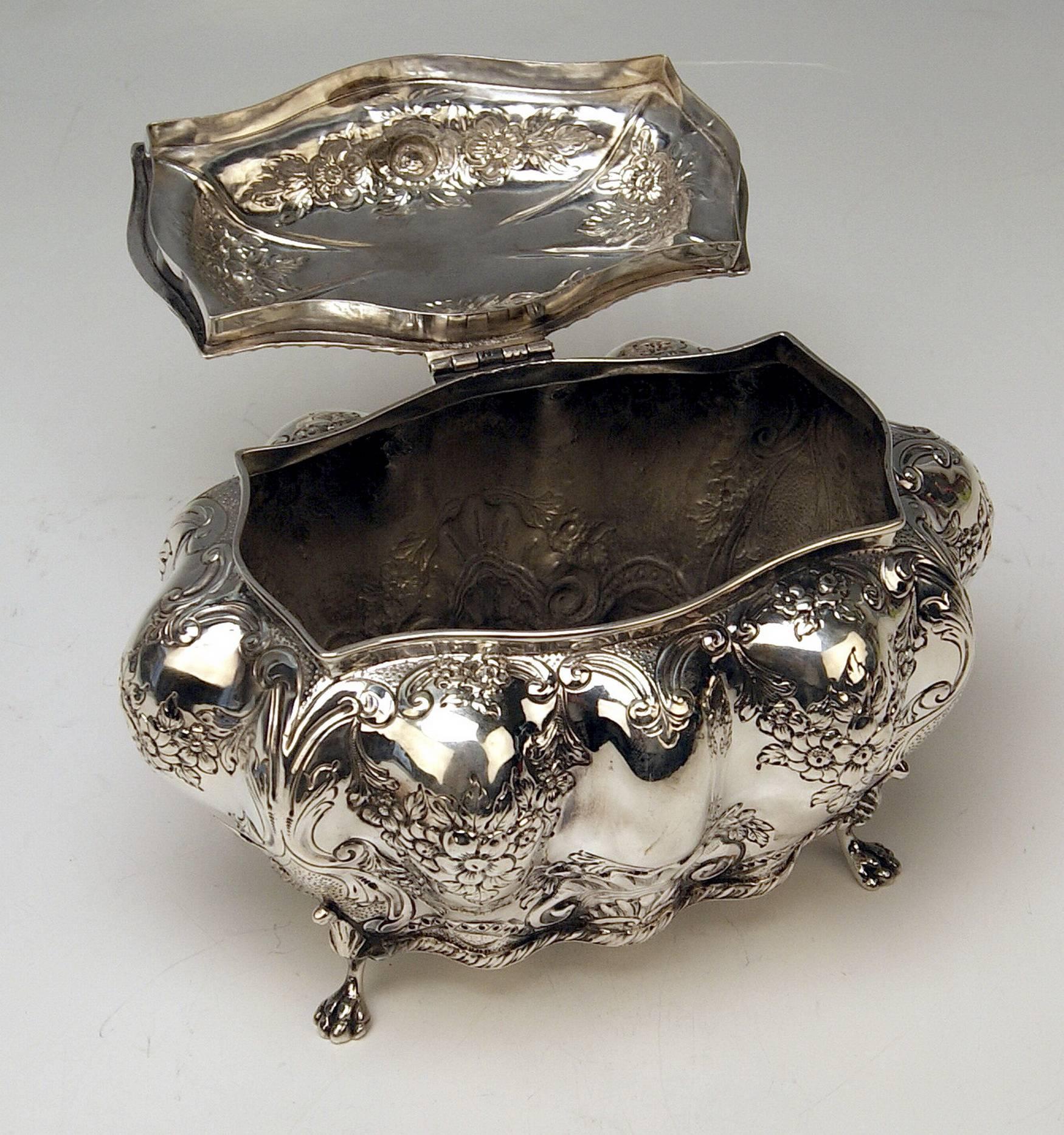 Sterling Silver Box by G.Nathan & R.Hayes UK Chester, circa 1902-1903 In Excellent Condition In Vienna, AT