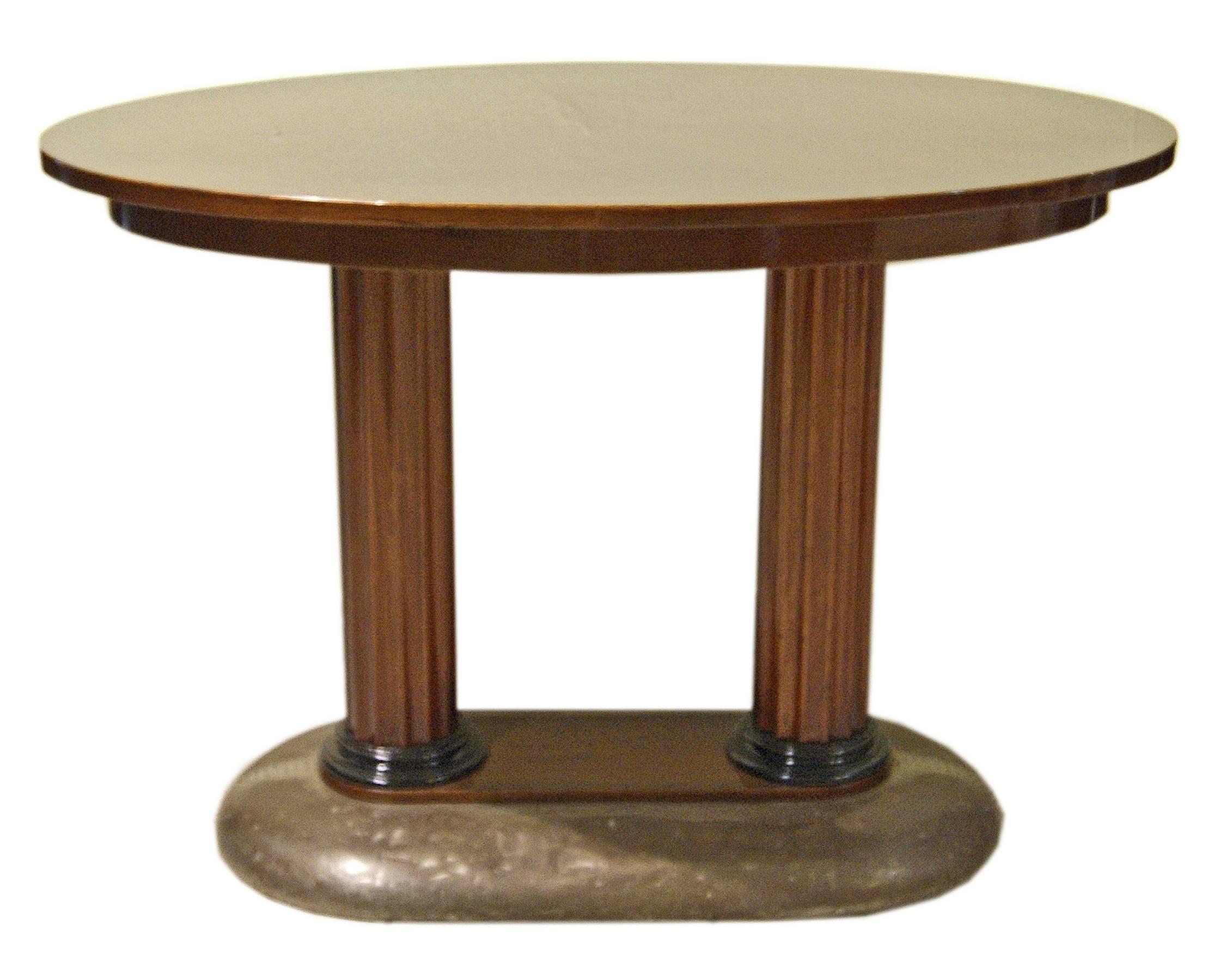 Mesa Art Nouveau, de madera de caoba: Caoba maciza y chapada (chapa de la mesa) / trabajo artesanal de alta calidad.
Su aspecto es de lo más elegante: La placa de la mesa oval está unida a un par de columnas estriadas que se apoyan en un soporte