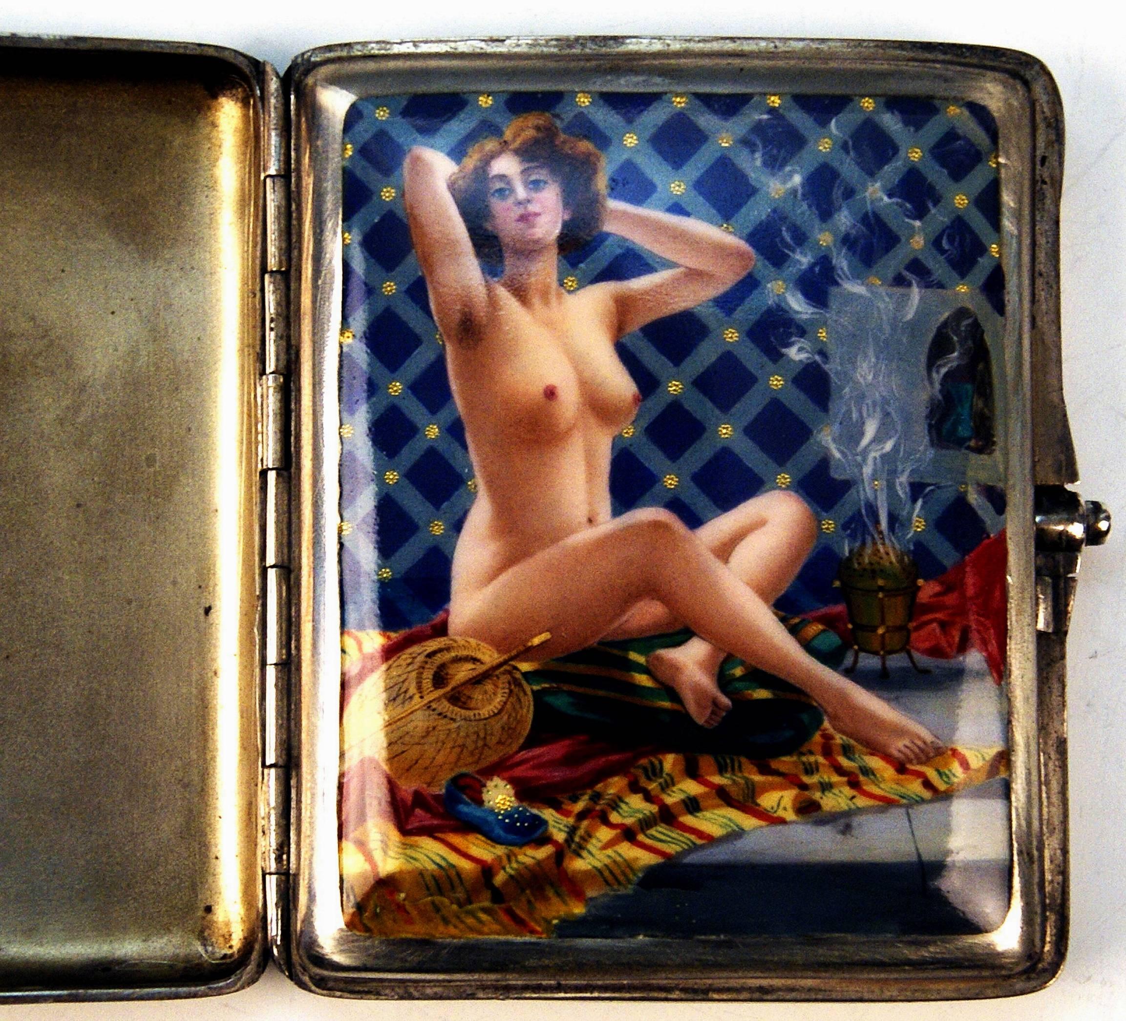 Sehr interessantes Zigarettenetui aus Silber 935 mit Emaillemalerei auf dem Innendeckel: Nackte Dame im Badezimmer, um 1890.

Der Innendeckel ist mit einem wunderschönen Emailbild verziert, auf dem folgende Szene gemalt ist: Ein schöner Frauenakt