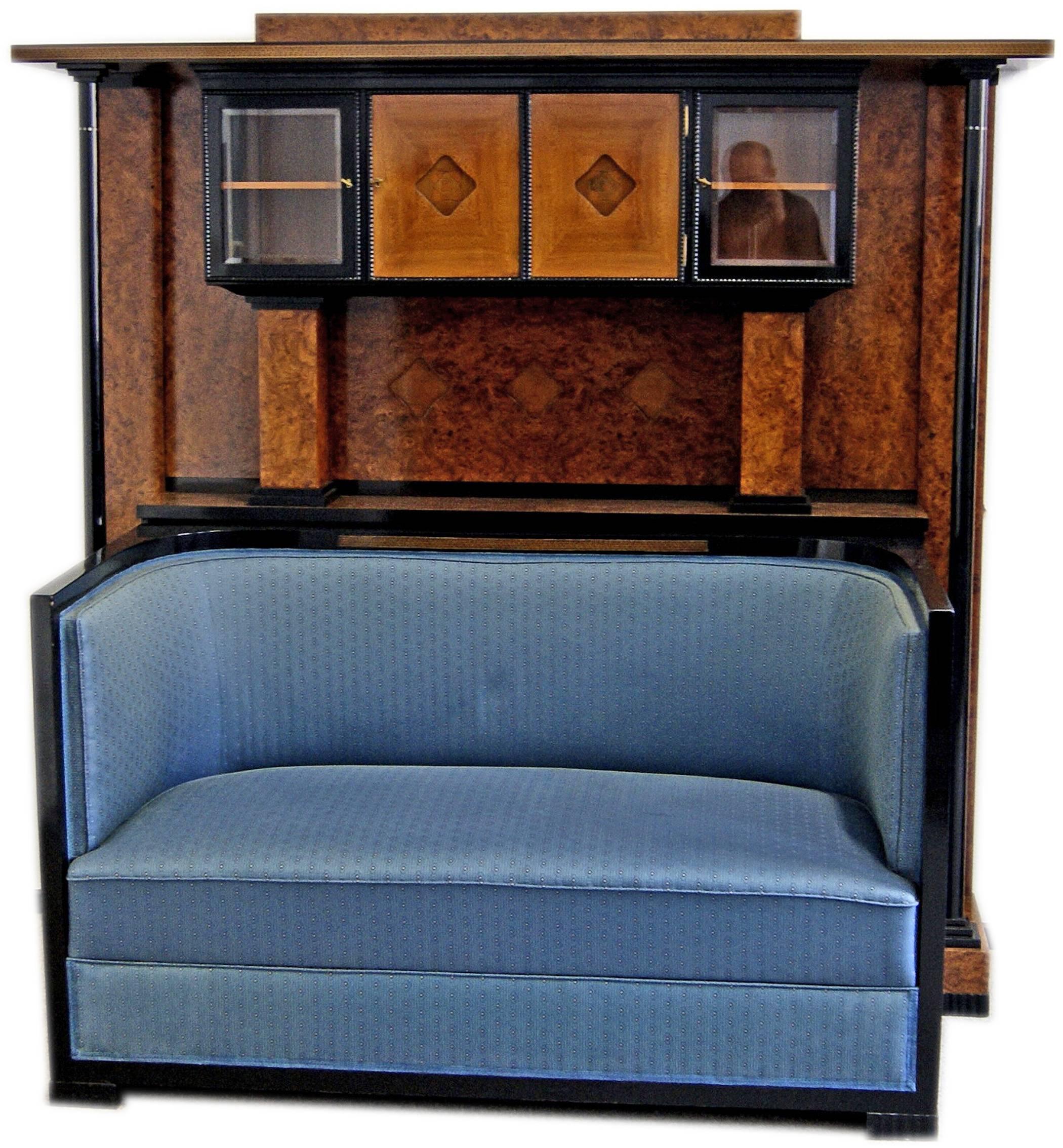 Splendido divano da sala da musica in stile Art Nouveau con mobile di ottima qualità.

Progettista:
Attribuito alla cerchia di Josef Maria Olbrich (1867 - 1908).
Olbrich, architetto austriaco di fama mondiale e cofondatore della Secessione
