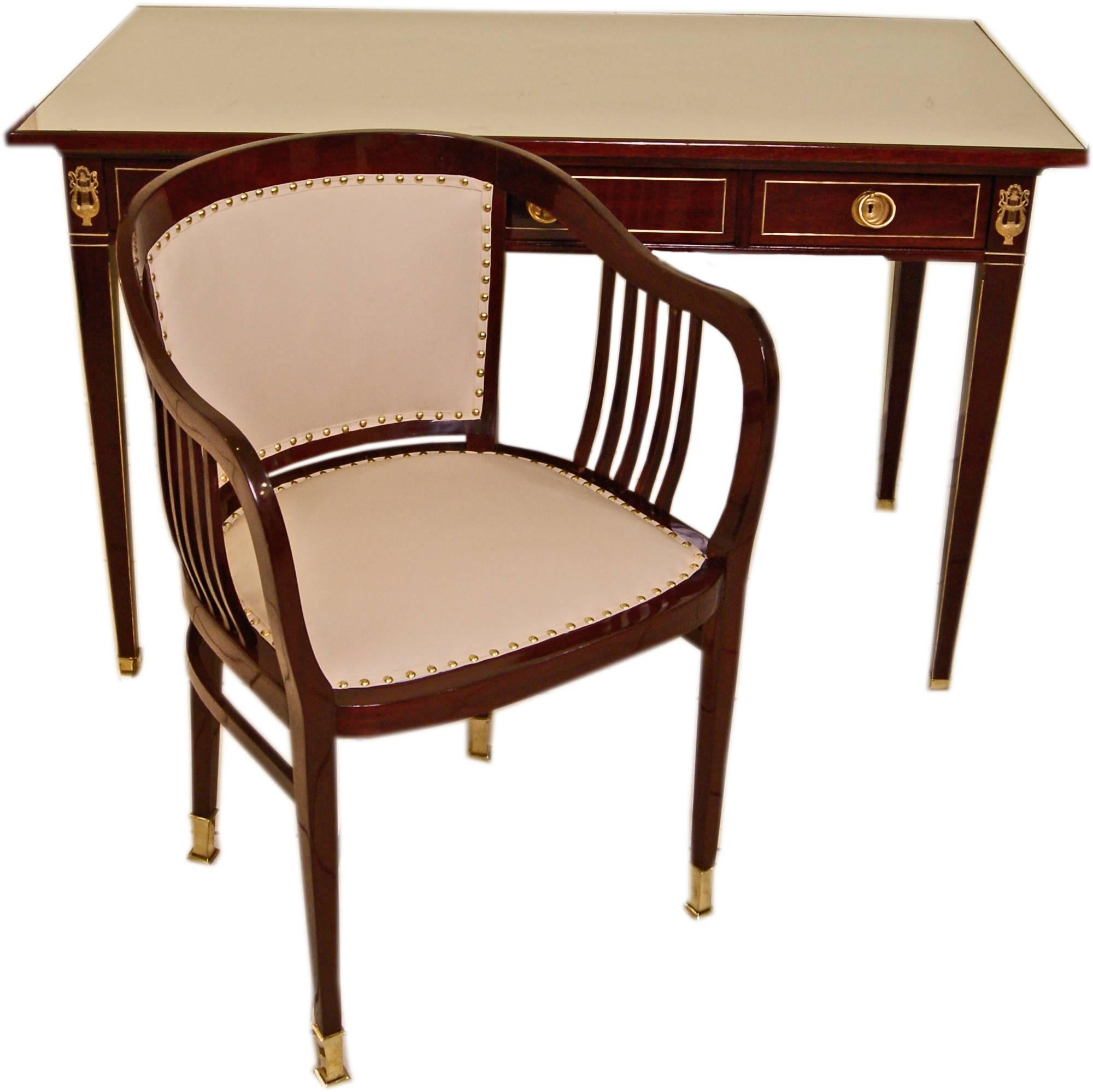 Art nouveau most elegant writing desk with chair.
Desk made by Portois & Fix (number 4953) / Vienna: Referring firm label made by brass existing.

Mahogany veneer/ refurbished by hand / stunning condition.

This Portois & Fix writing desk is