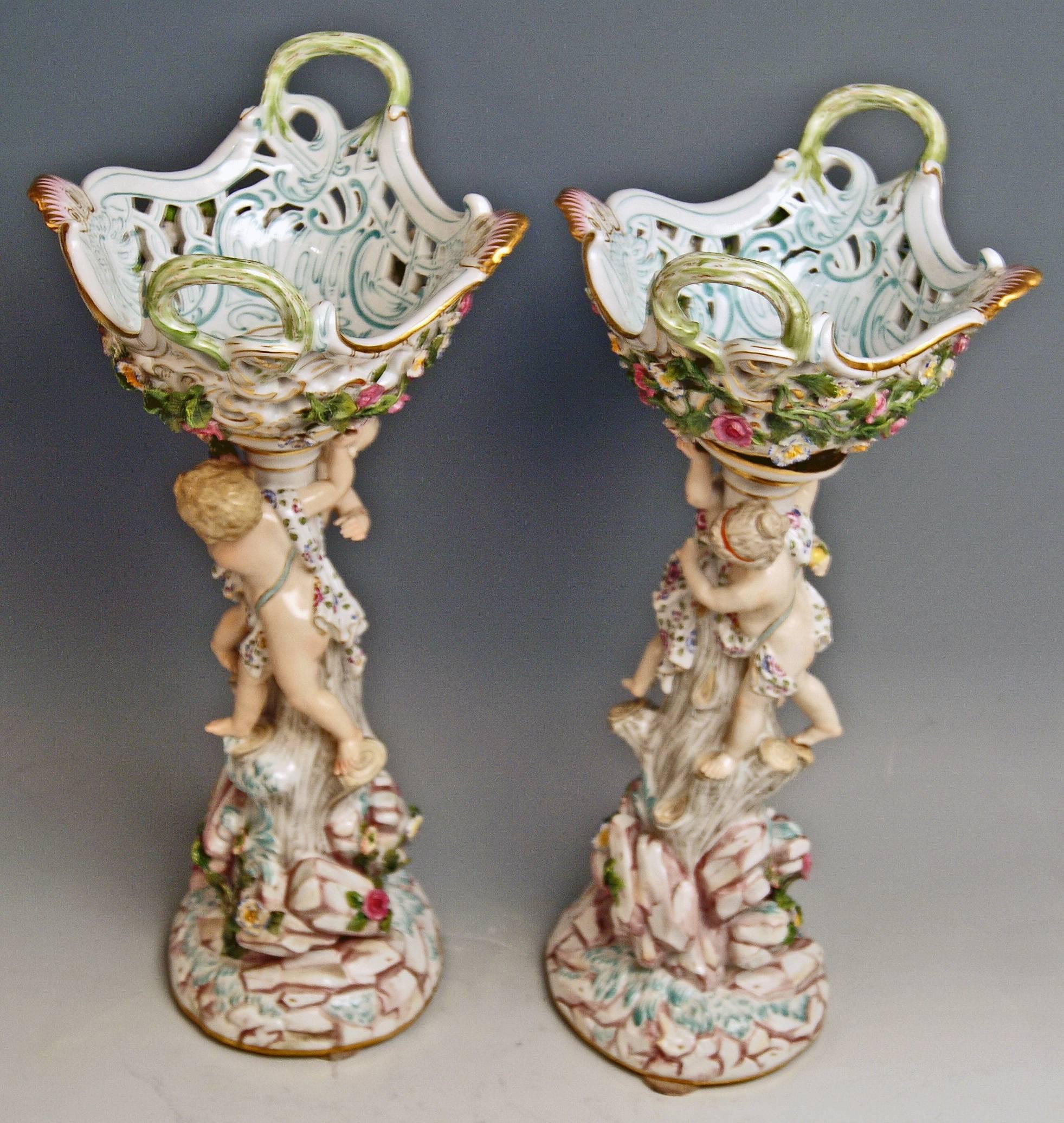 Rococo Deux centres de table de Meissen avec chérubins et deux coupes de fruits Modèle A 59 Kaendler fabriqué vers 1860 en vente