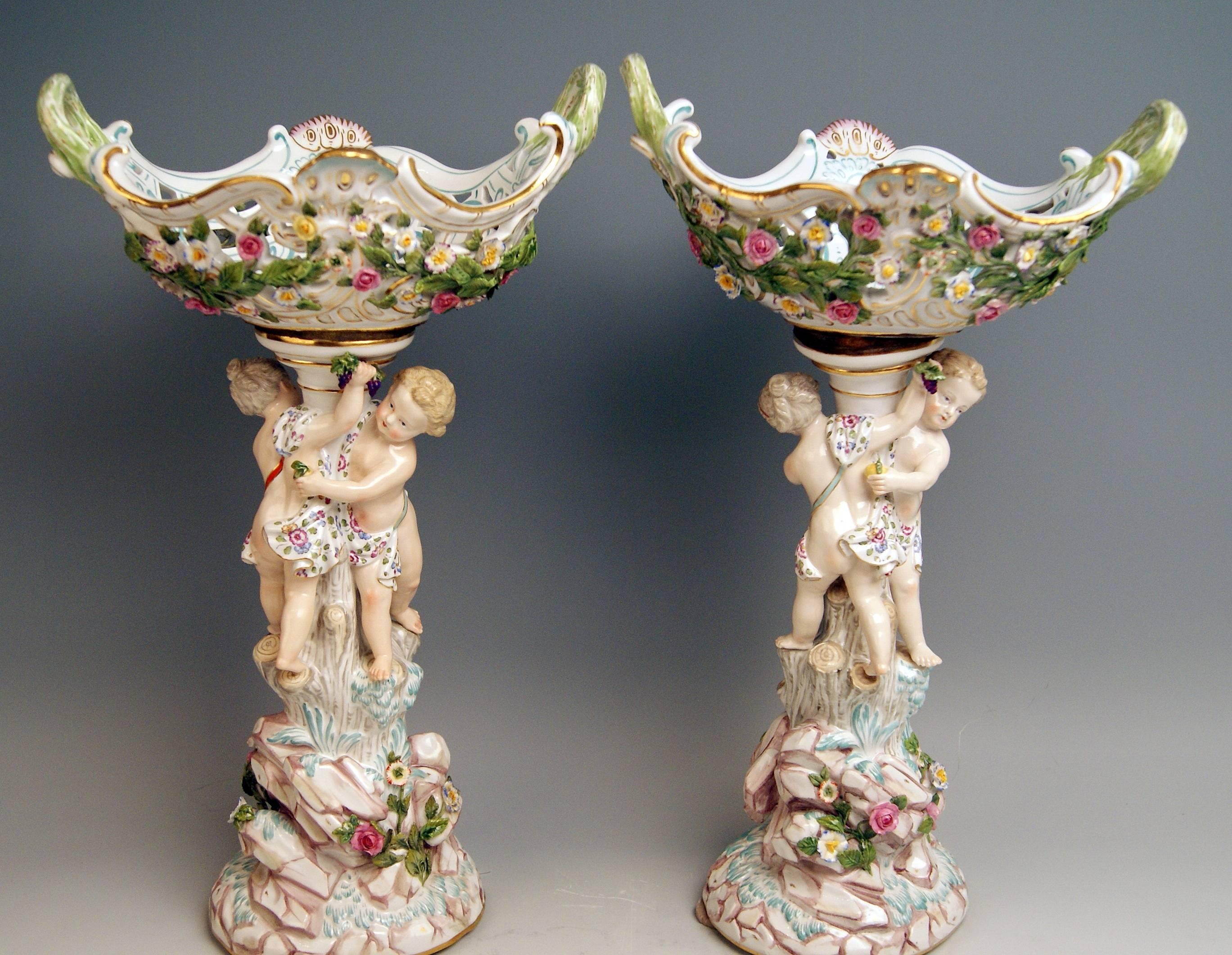 Vernissé Deux centres de table de Meissen avec chérubins et deux coupes de fruits Modèle A 59 Kaendler fabriqué vers 1860 en vente