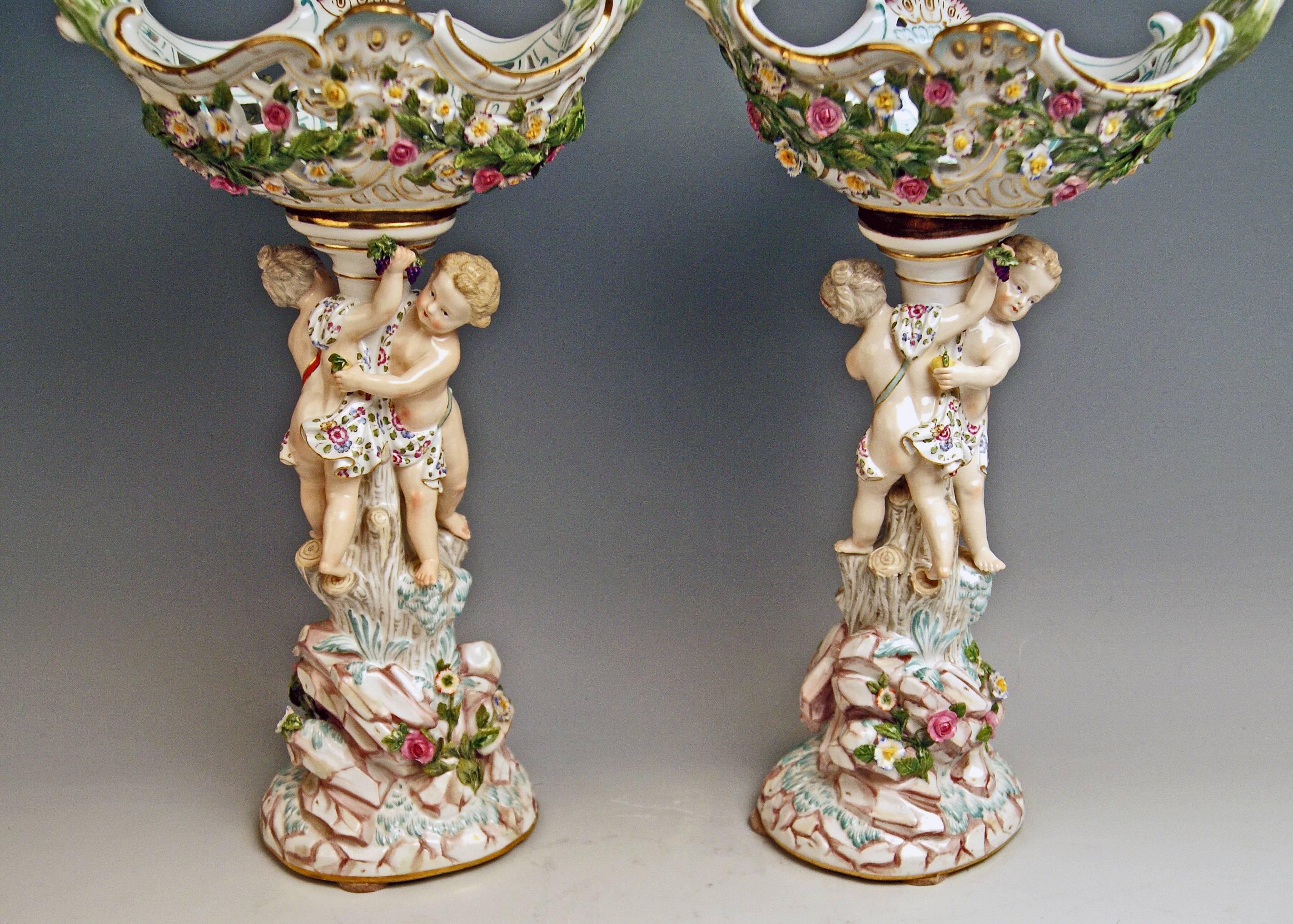 Deux centres de table de Meissen avec chérubins et deux coupes de fruits Modèle A 59 Kaendler fabriqué vers 1860 Bon état - En vente à Vienna, AT