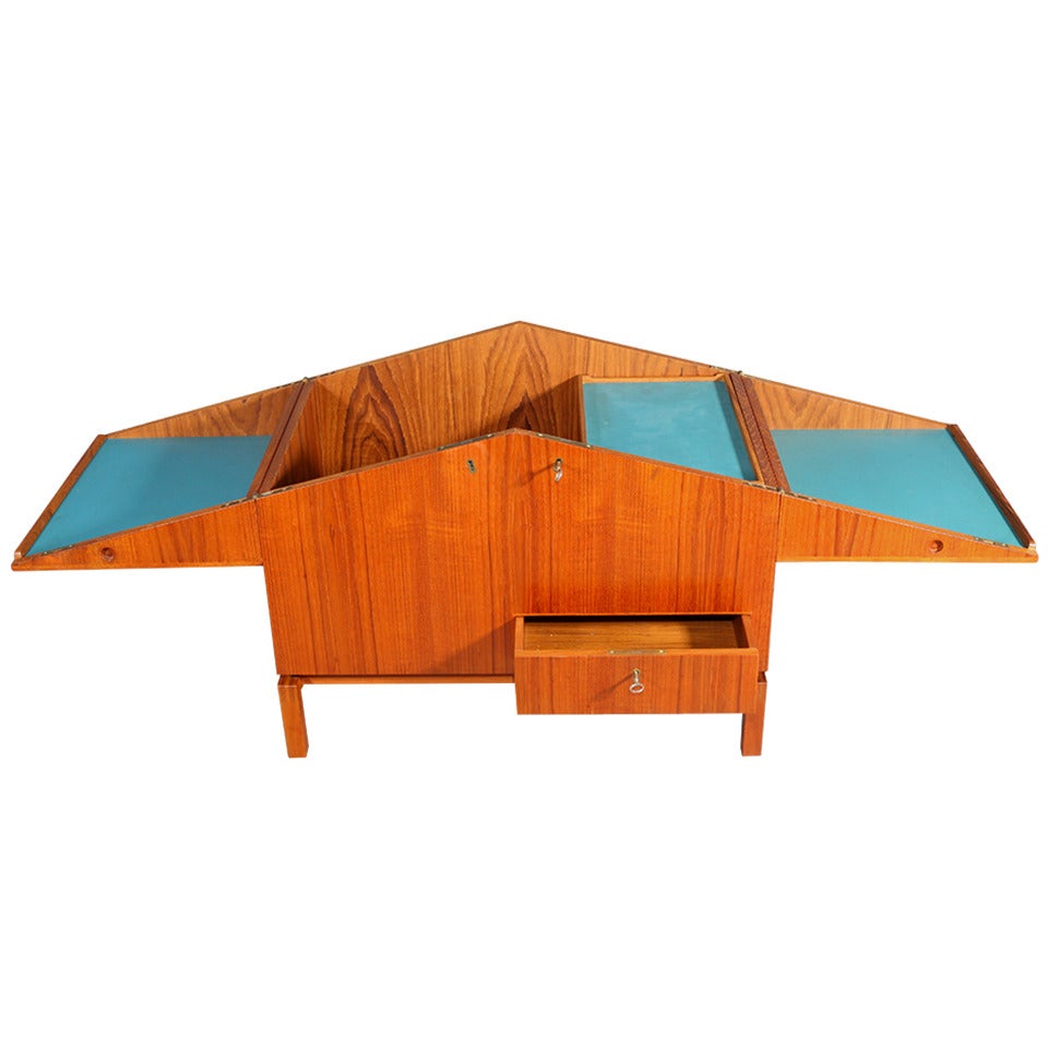 Bar cabinet,
Manufacturer Dyrlund,
Denmark, 1969.
Some space for bottles,
One drawer for tabac,
Teak wood.
Foldable top.
Measures: Unfolded 55 x 17.7 inch
Folded 27.5 x 17.7 Inch
Height 20.47 inch.
