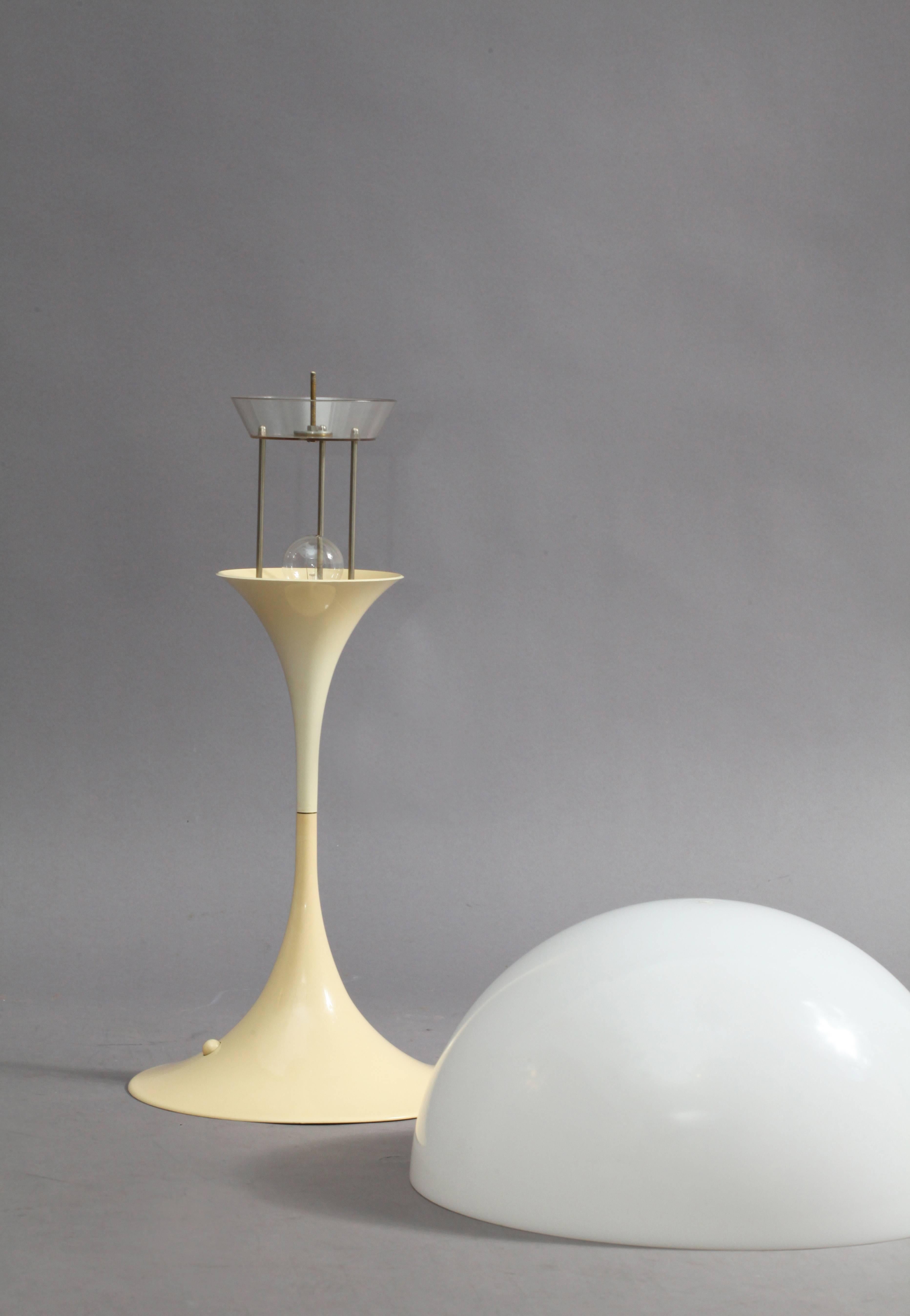 Table lamp model Panthella 
designed by Verner Panton, 1970.
Manufacturer Louis Poulsen. 
ABS base, round acryl shade. 
Measures: Height 27 inch, diameter 20 inch.