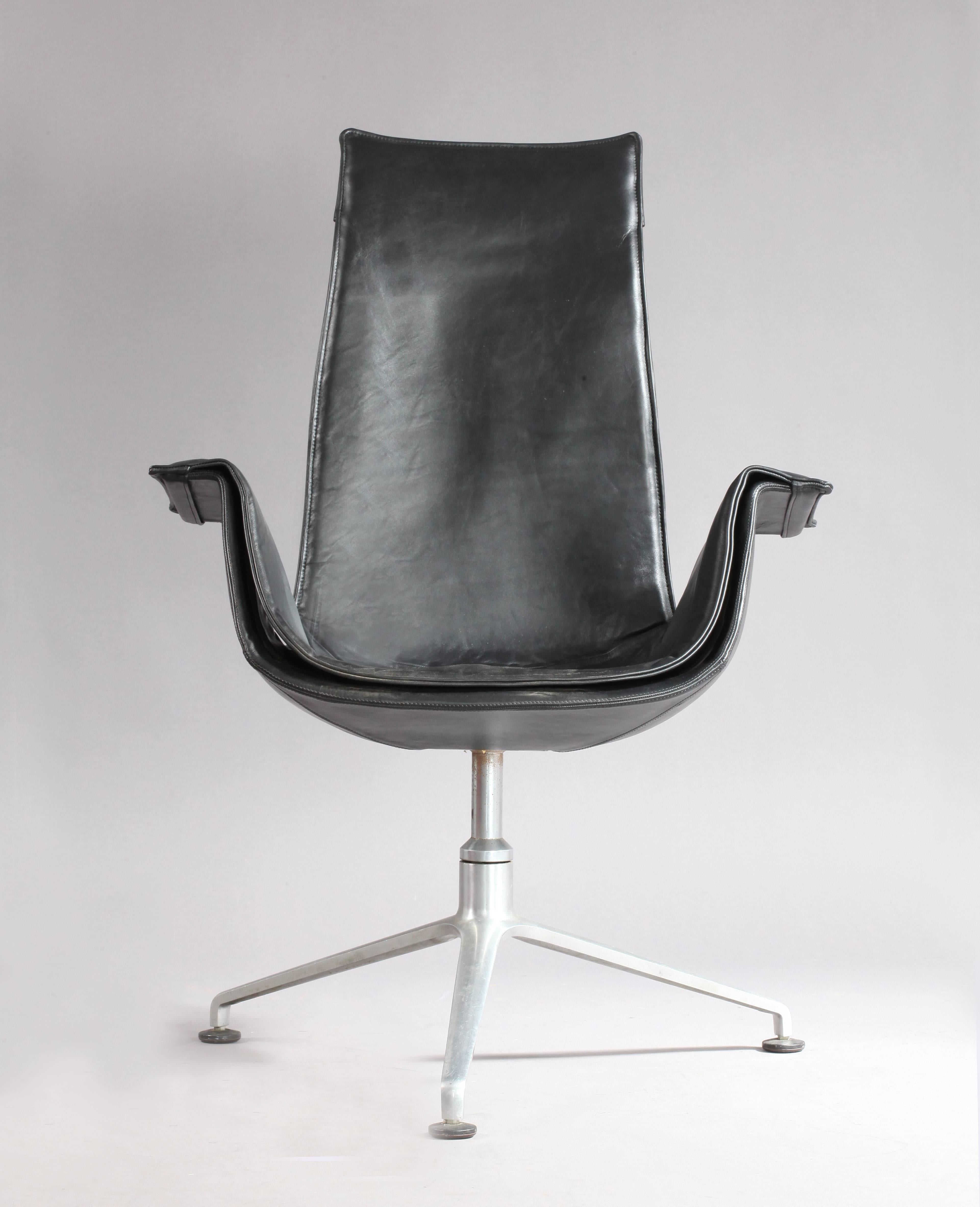 Pair of tulip chairs, model FK 6725. Fibreglass shell with black leather upholstery, polished aluminium tripod base. 
Production Kill International, 1966.
Measures: Height 41 inch(105cm),
Seat height 17 inch (44 cm),
Width 24 inch (60