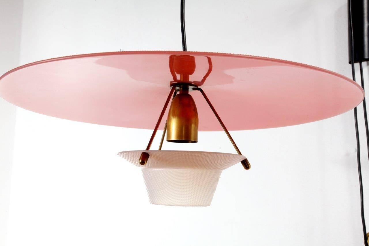 Swing arm wall lamp.
Italian modernist.
Attributed Arredoluce.
Very nice shaped wall lamp with typical 1960s red color shade.
Shade adjustable in height using the counter weight.
Red Lucite shade, black lacquered metal.
Measures: Diameter
