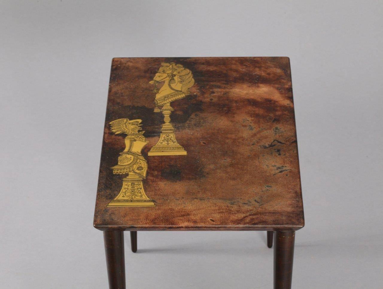 Drei verschachtelte Tische aus Ziegenleder von Aldo Tura, 1950, dekoriert mit Schachfiguren (20. Jahrhundert)