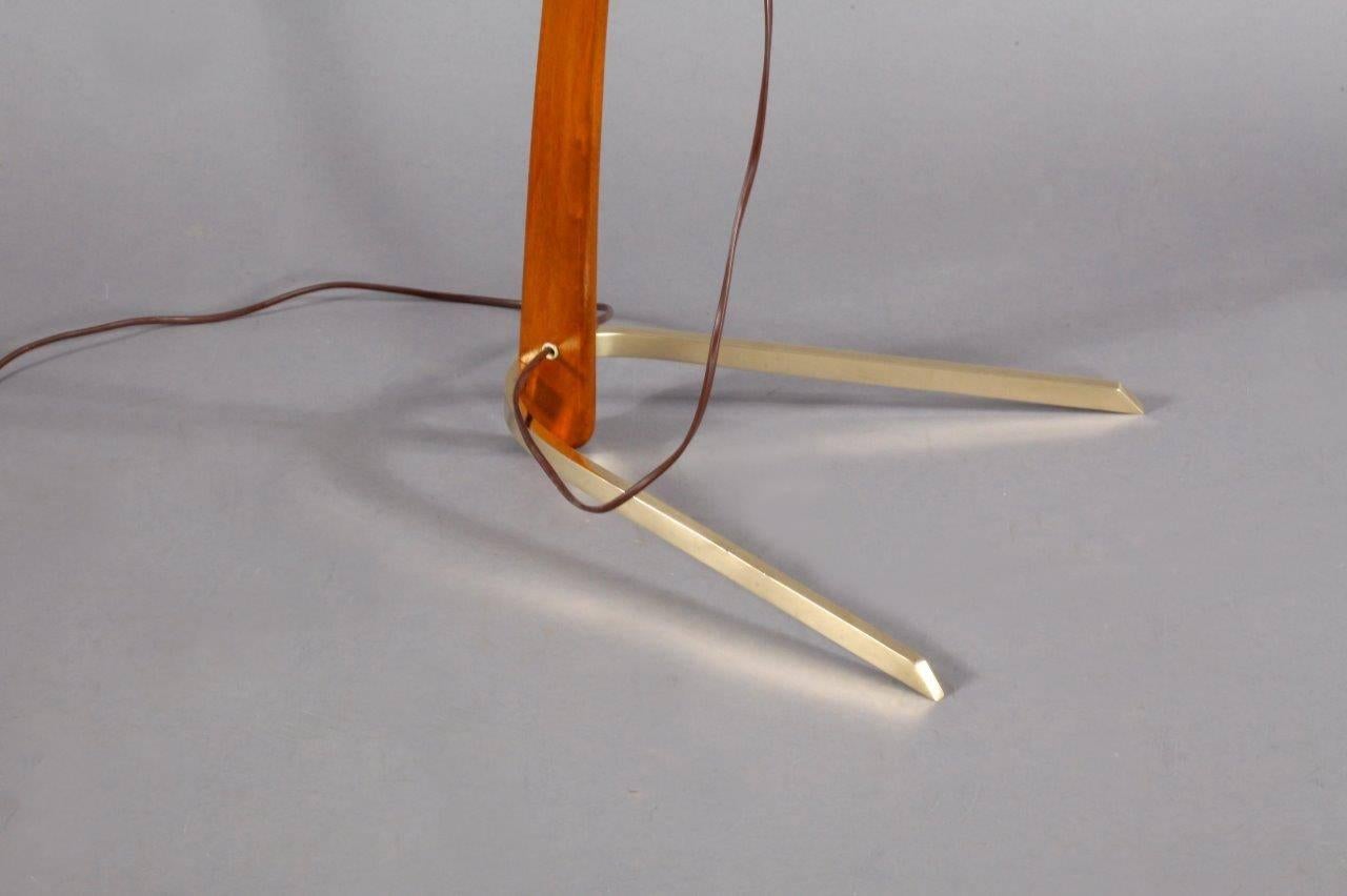 Floor lamp.
Rupert Nikoll
Vienna, 1950.
Brass base, wooden stem, woven bast shade.
Height adjustable.