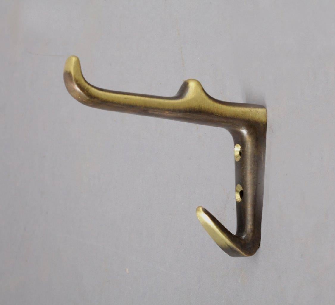 Four brass wallhooks,
prod. Auböck,
Vienna, 1960.
Made in Austria.
Measures: Height 9cm,
Depth 12cm,
Width 2cm.
 