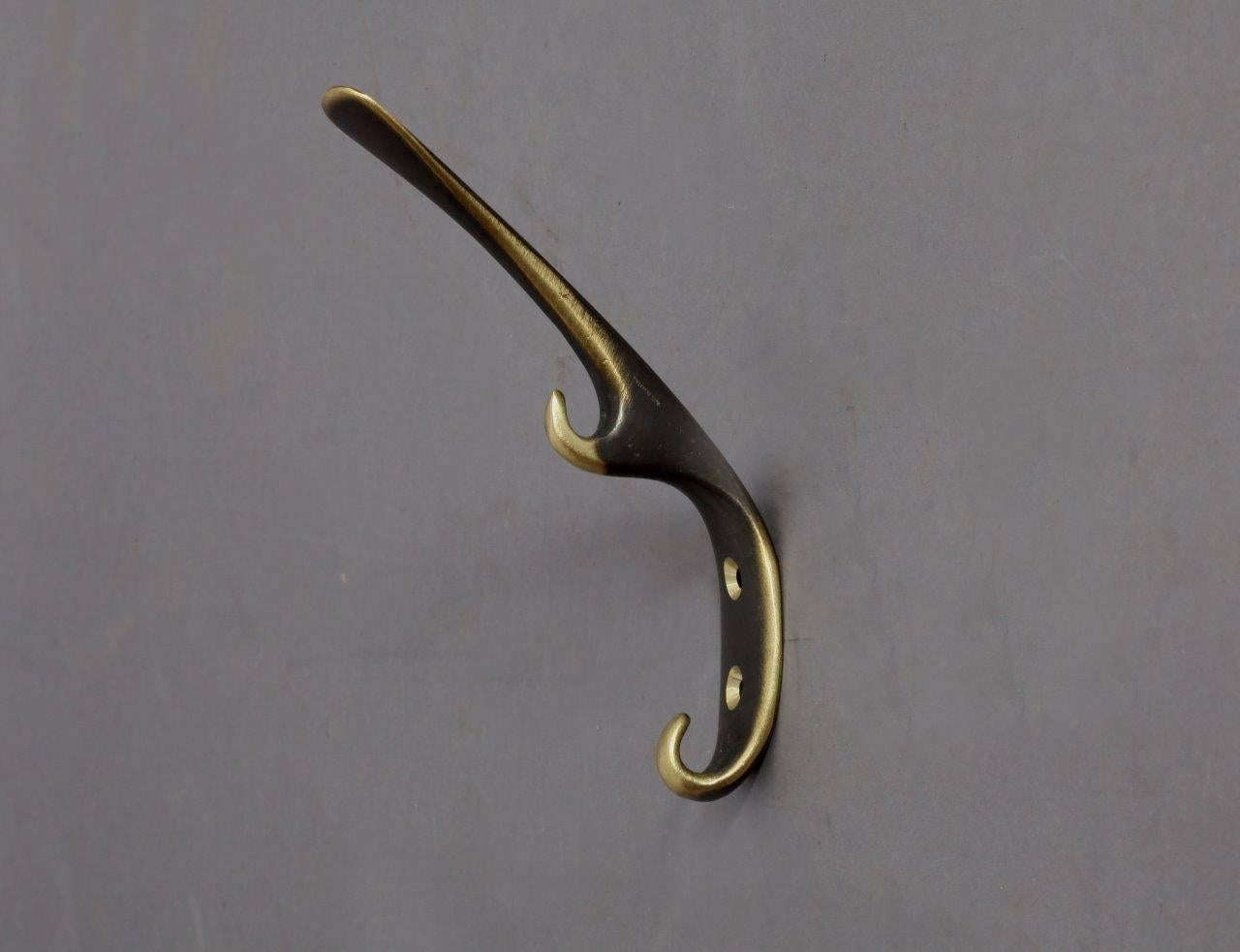 Five wall hooks,
made by Carl Auböck, Vienna, 1960.
Solid brass.
Measures: Height 20cm,
width 3 cm,
depth 11cm.
 