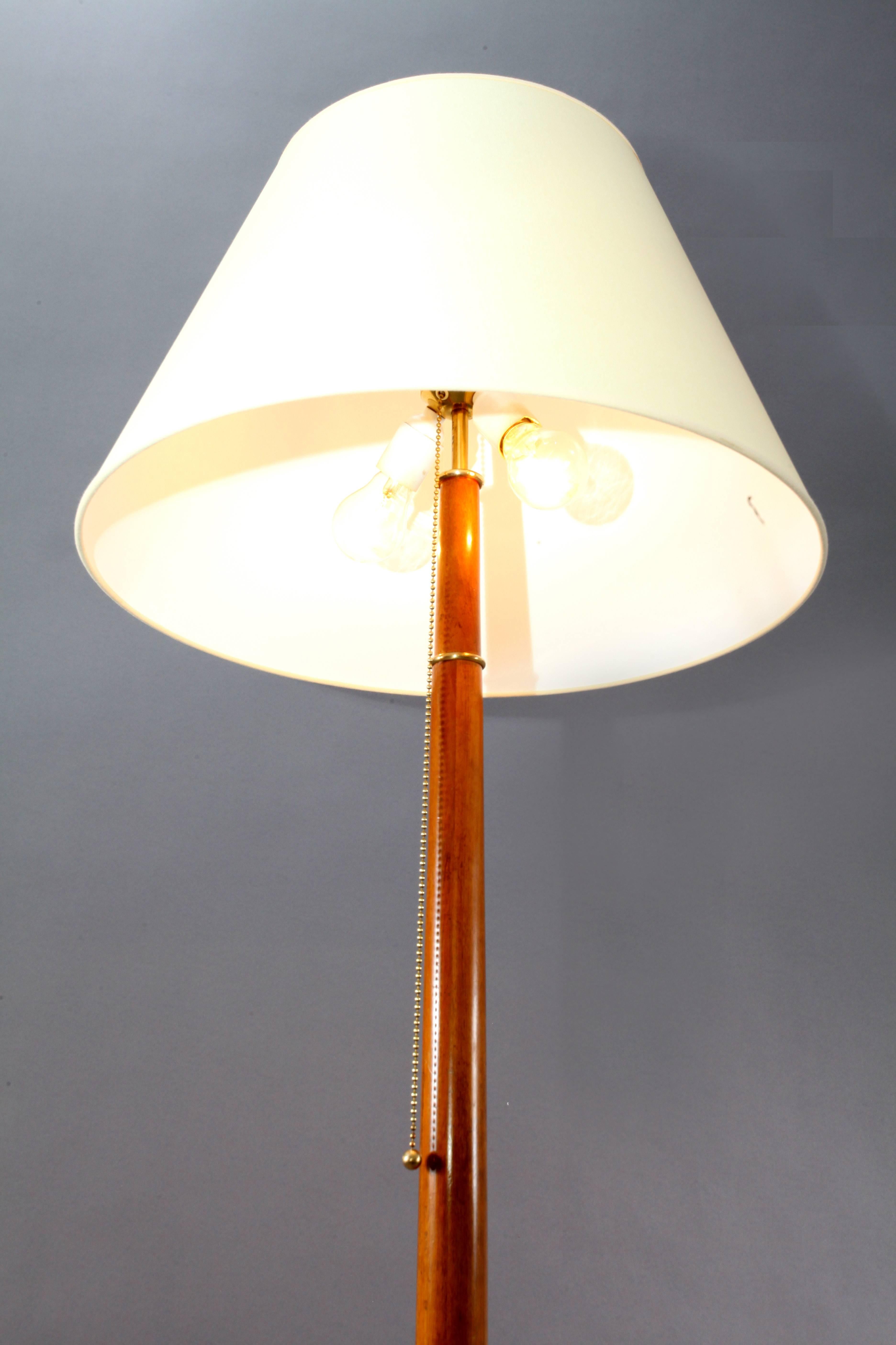 Josef Frank, Early and Rare Austrian Walnut and Brass Observatory Floor Lamp In Excellent Condition In Vienna, Vienna