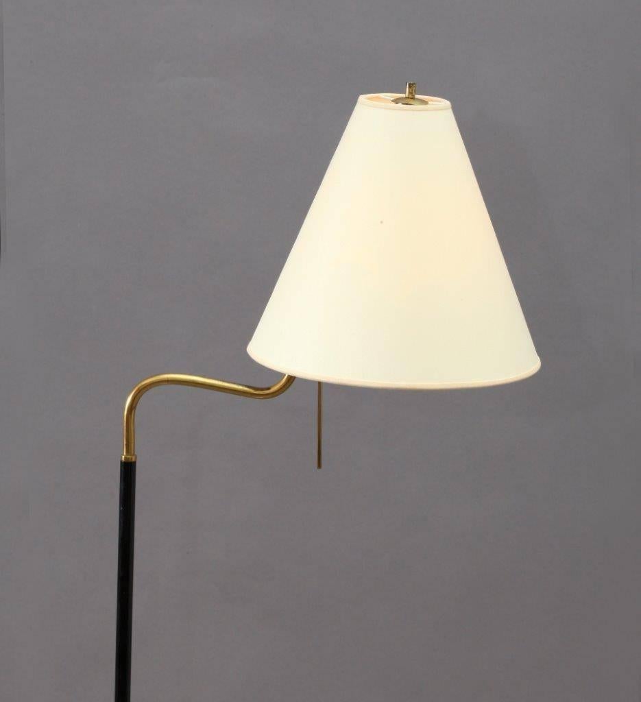 Floor lamp Rudi,
designed J.T. Kalmar.
Manufacture Kalmar, Austria, 1950.
Brass base, black lacquered metal stem.
Adjustable arm.