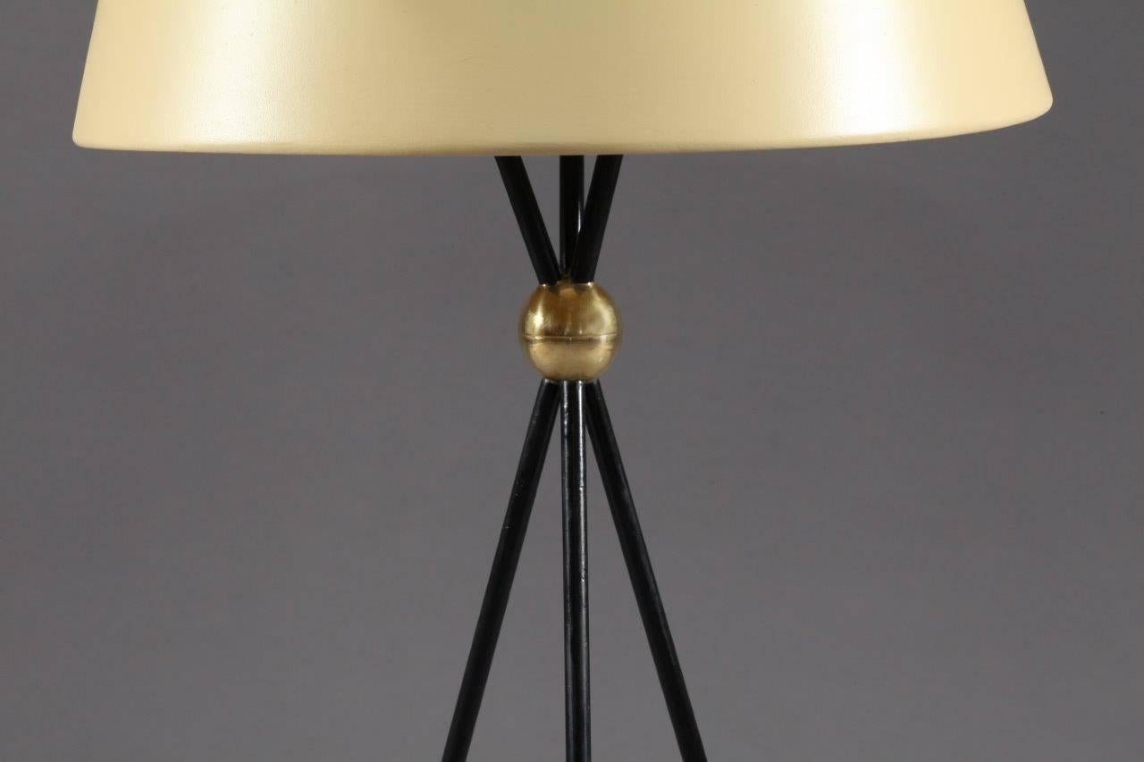 Mid-Century Modern Charming Tripod Table Lamp Attributed Arredoluce, Italy, 1950 For Sale