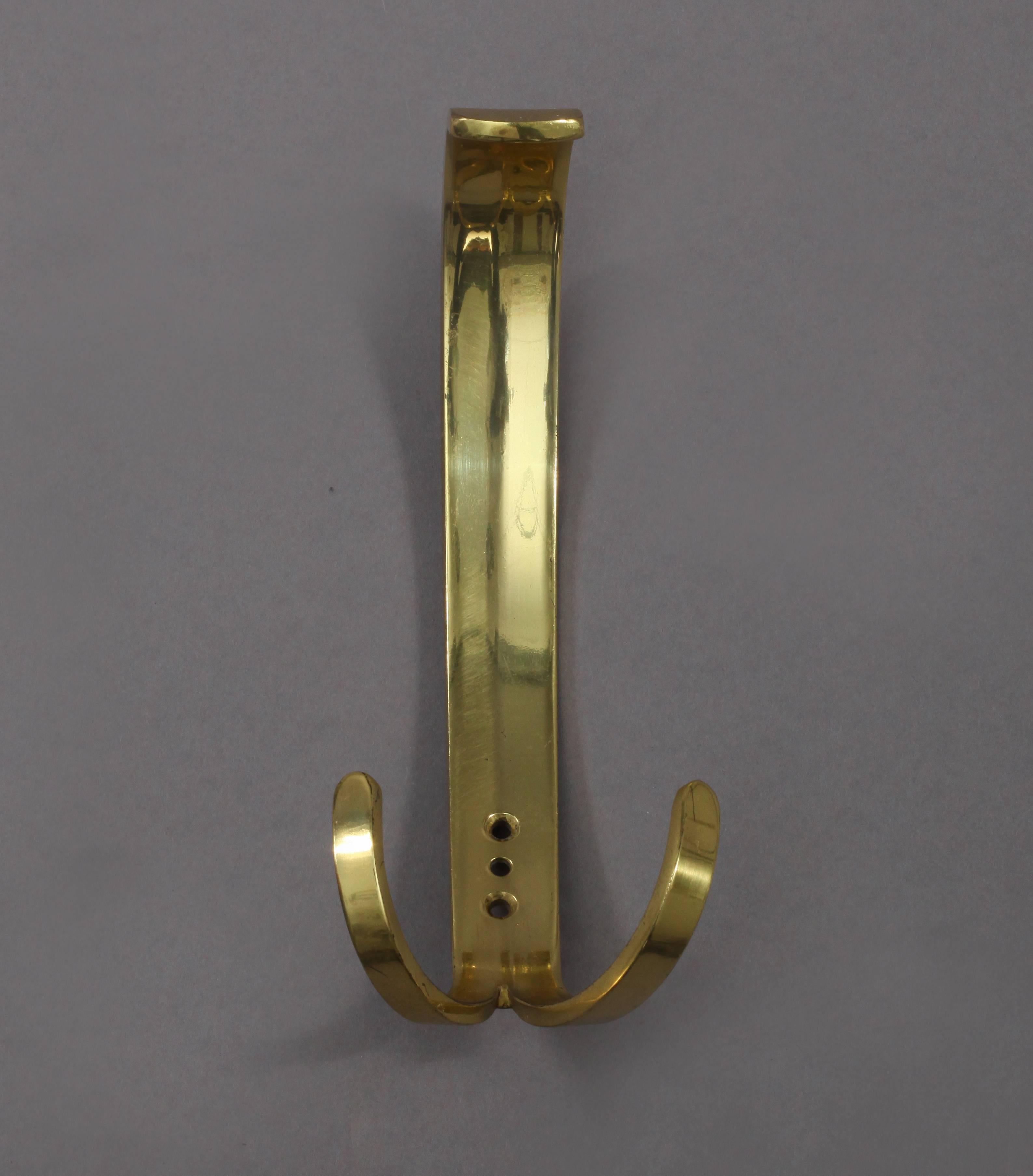 Seven Mid-Century brass coat hooks,
Vienna, 1950.
In the manner of Carl Auböck.
Measures: Height 9 inch (22cm),
width 3 inch (8cm),
depth 4 inch (10cm).
each hook is coming with the original fitting brass screw.