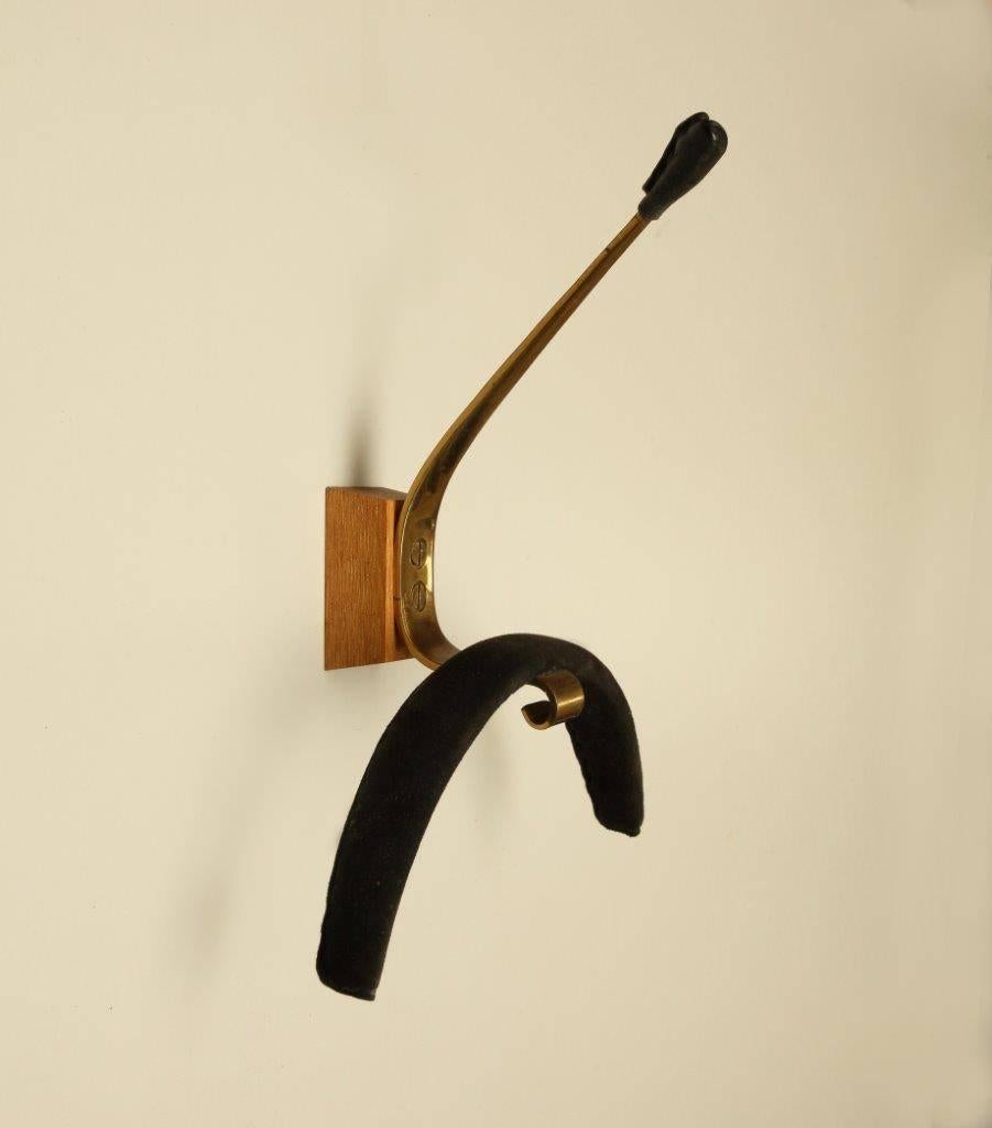 Set of five coat hooks,
designed Mathieu Matégot,
France, 1950.
Five different leather colors,
brass, leather, wood.