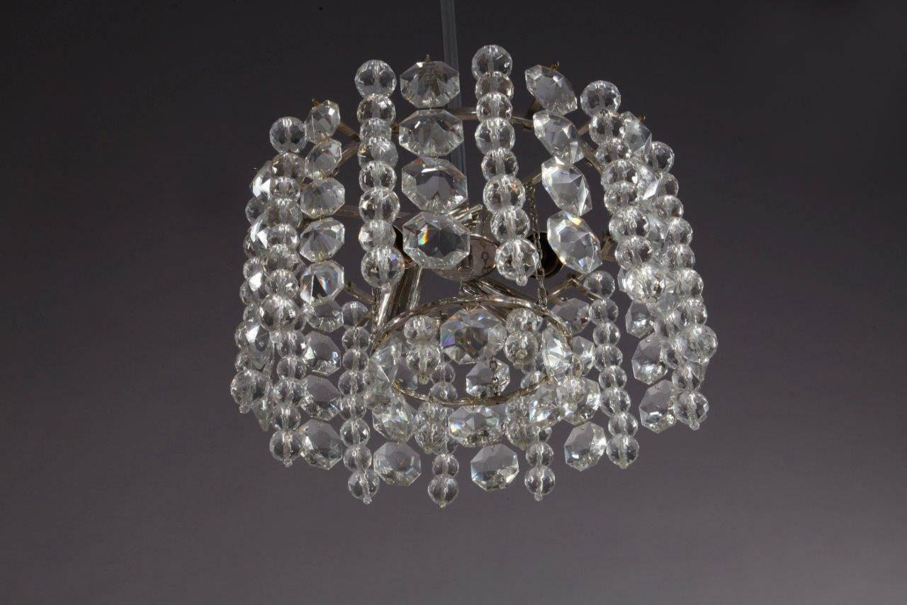 A very beautiful and high quality Austrian chandelier by Bakalowits & Söhne, Vienna, manufactured in Mid-Century in circa 1960 (1950s-1960s). The hardware is made of nickel-plated brass (similar to chrome) and hand cut faceted crystal glasses in the